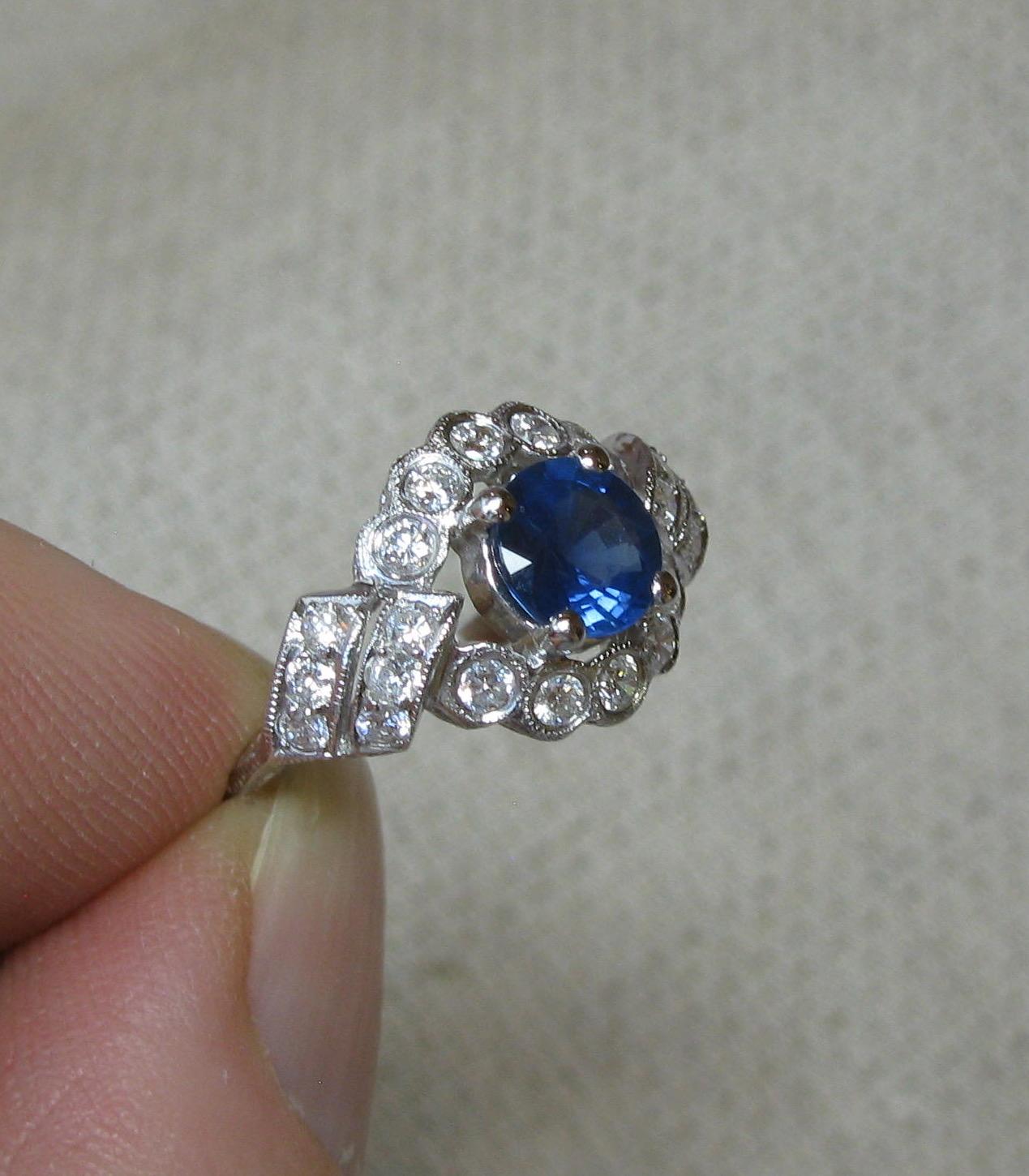 1.14 Carat Sapphire 22 Diamond Platinum Wedding Engagement Ring UGL Certified For Sale 3