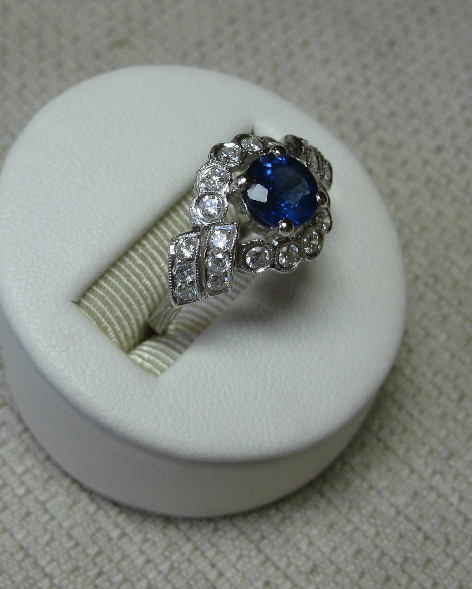 1.14 Carat Sapphire 22 Diamond Platinum Wedding Engagement Ring UGL Certified For Sale 4
