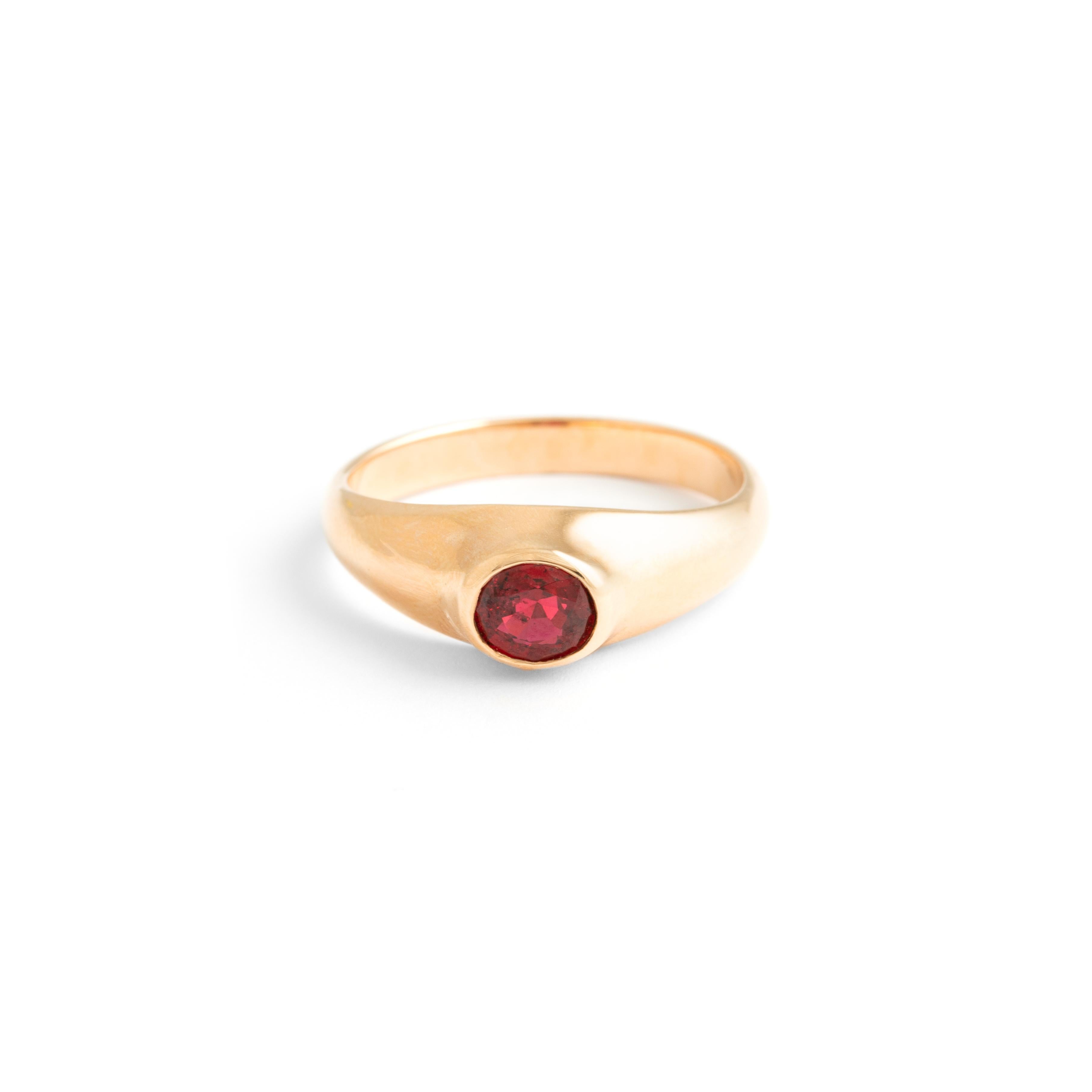 Red Spinel 1.14 carat, vibrant red, mounted on 7.95 gr. rose gold Ring.
Swiss laboratory certificate.
Gross weight: 8.13 grams.
Size: 67.