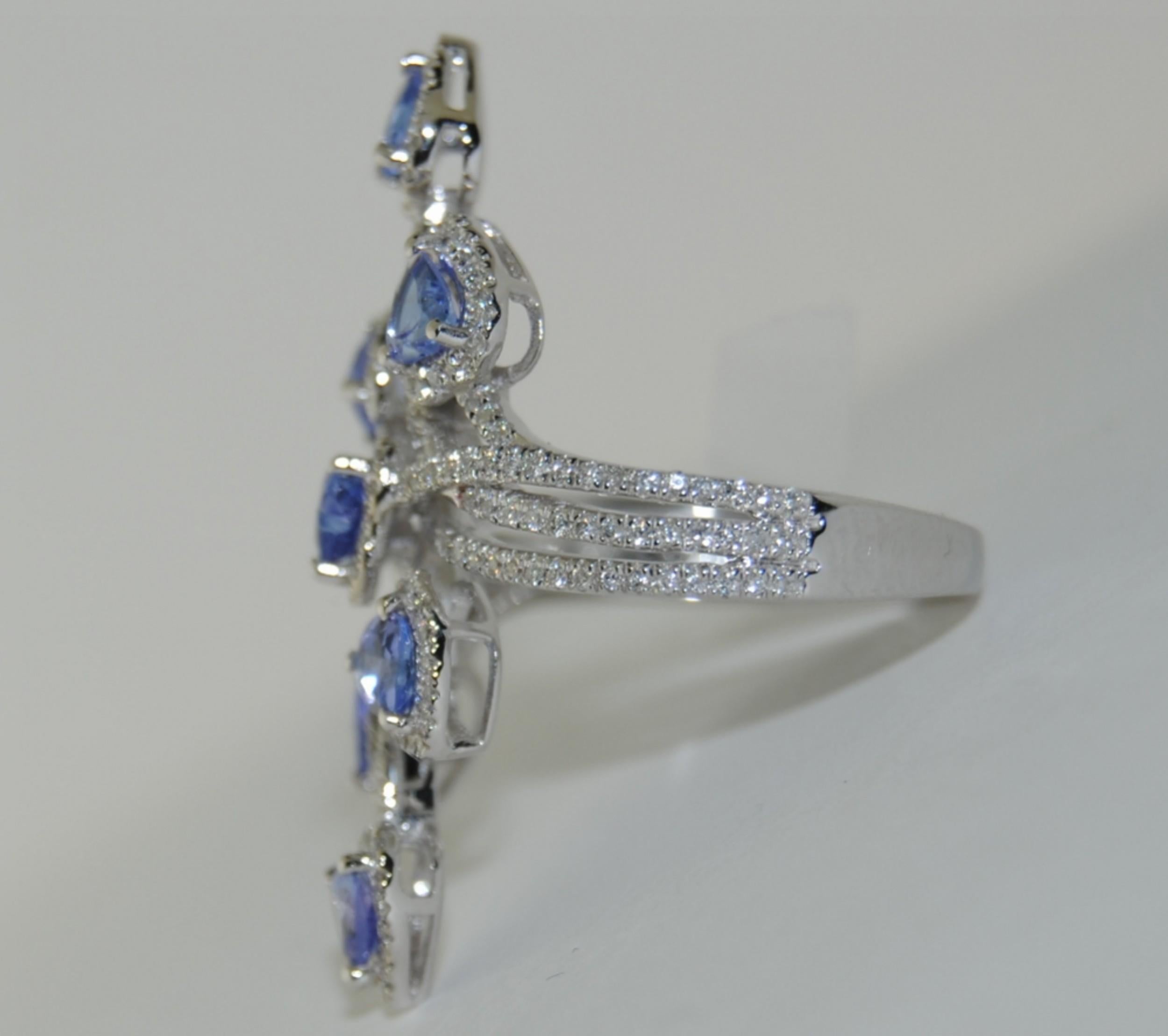 Contemporary 1.14 Carat Tanzanite and Diamond Ring in 14 Karat White Gold For Sale
