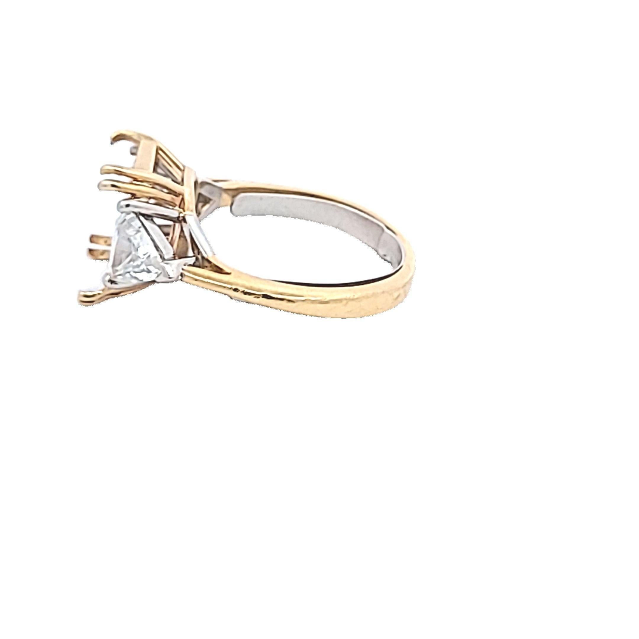 Titolo:
Anello semi-montato in oro bicolore da 1,14 carati a forma triangolare I SI1 con diamante da 14 carati


Stile:
Semi-montaggio


Metallo:
Oro 14 carati bicolore


Gemma 1:
Diamante da 1,14 carati


Numero di