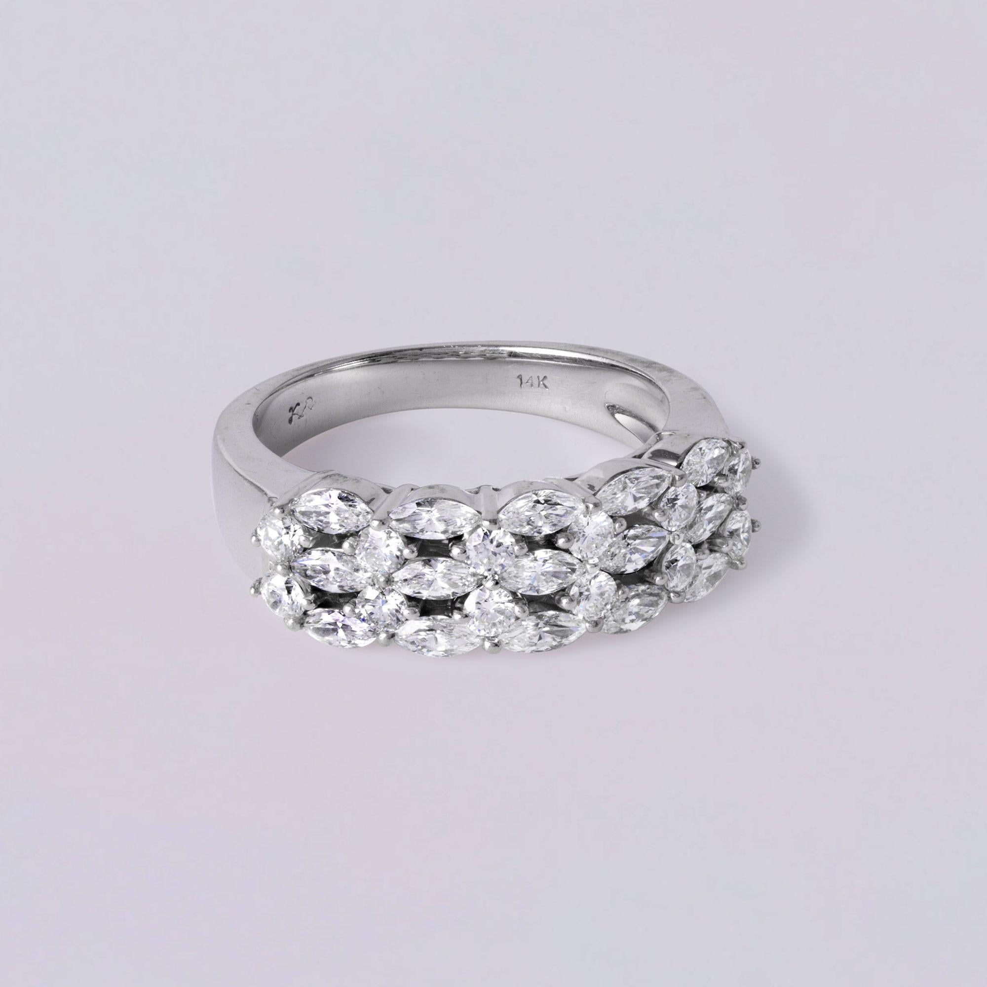 Eleganza della fascia affusolata con diamanti tondi e marquise in oro 14 carati

Questa fascia di diamanti audace ma raffinata presenta un mix sorprendente di 15 diamanti taglio marquise e 12 diamanti tondi brillanti. Eccezionalmente luminosi e