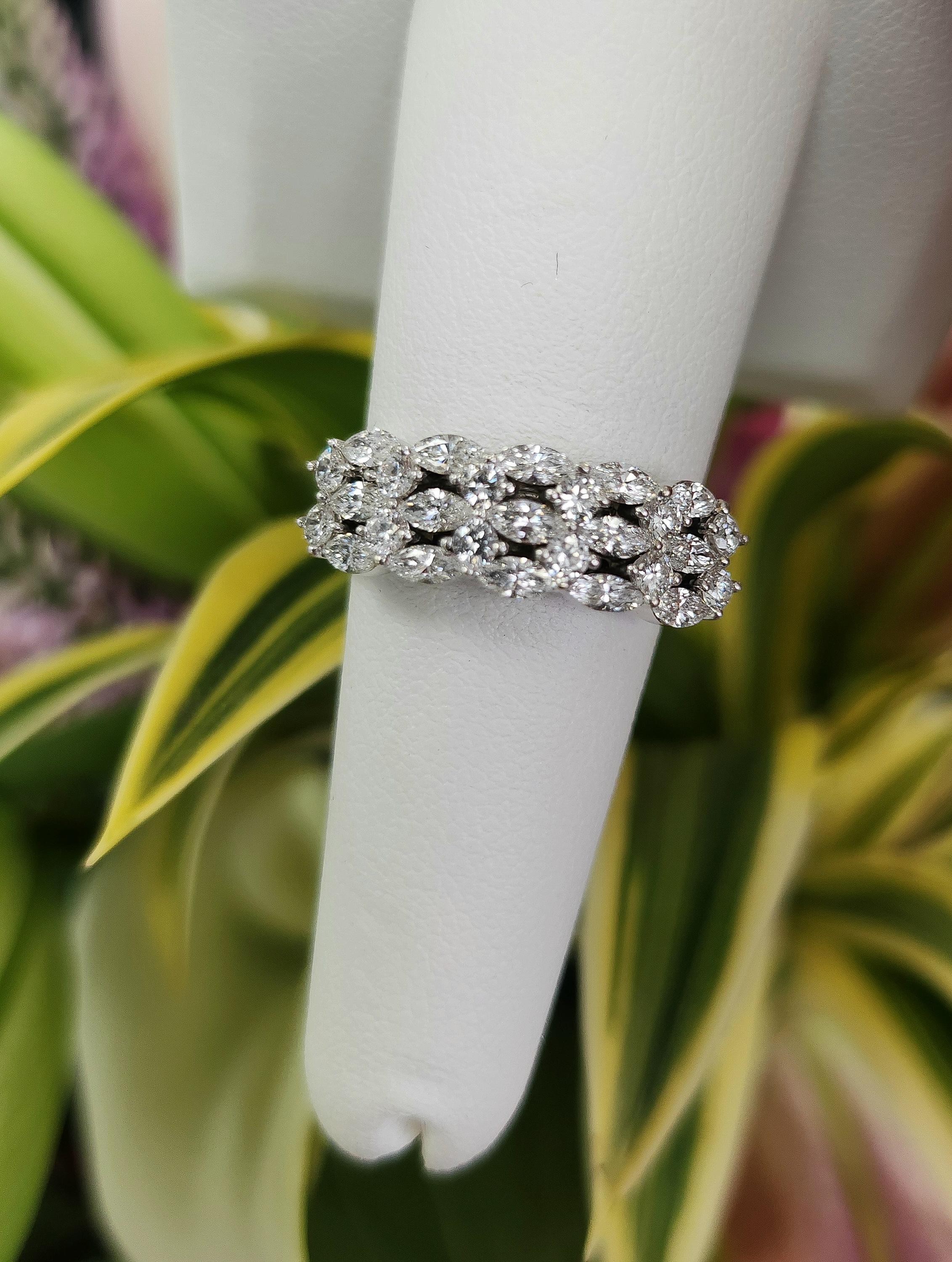 Taglio marquise Anello da 1,14 carati con 3 file di diamanti Marquise e Brilliante Rotondo in oro bianco 14K in vendita