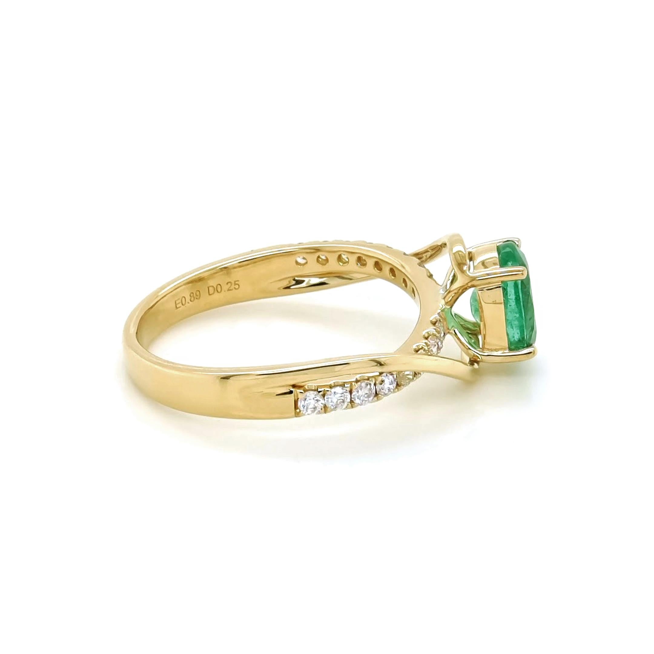 1 pierre émeraude : 0,89 carat
16 diamants blancs : 0,25 carat
Métal : or jaune 18 carats, 3,30 grammes