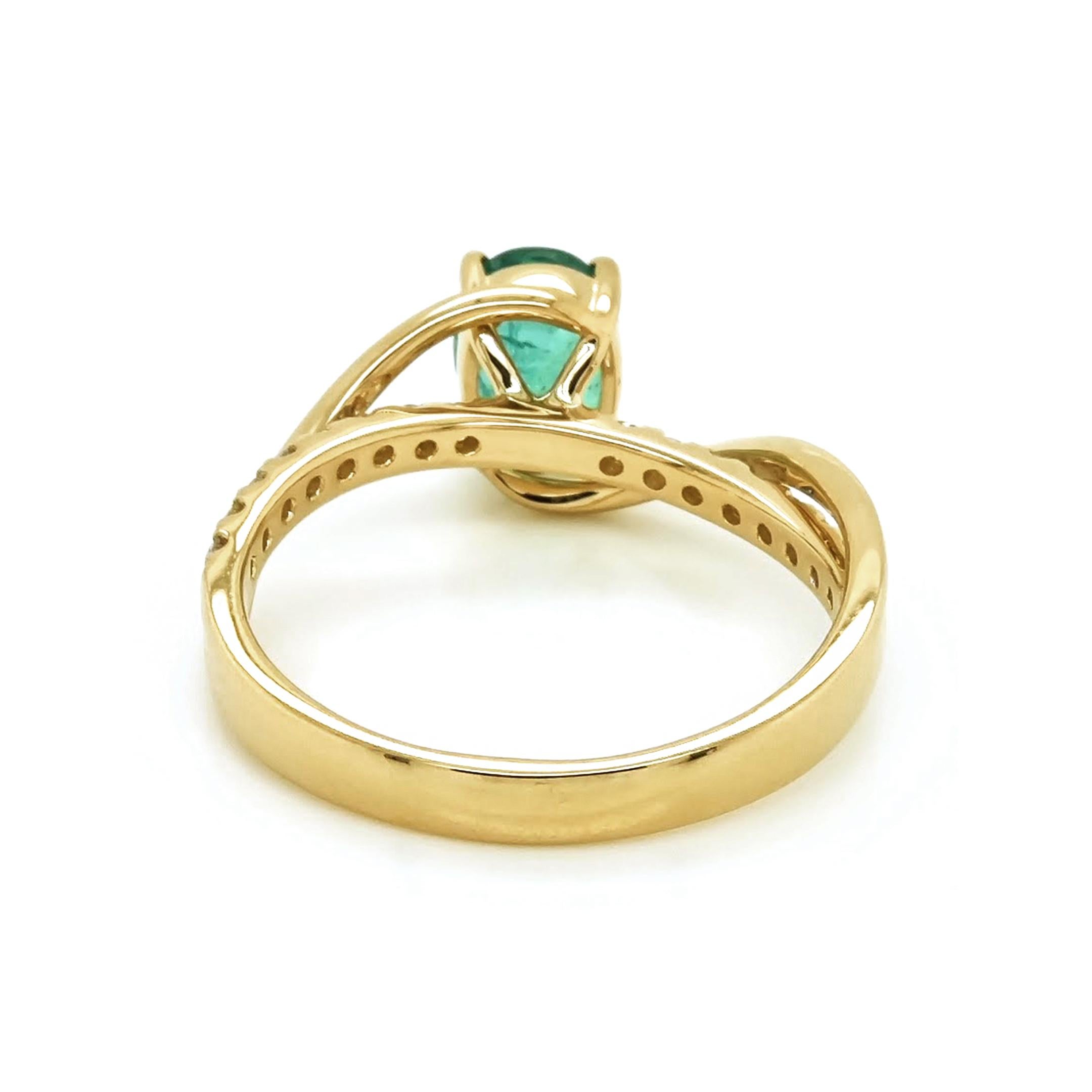 Taille ovale Bague en or jaune avec émeraude et diamant blanc de 1,14 carat en vente