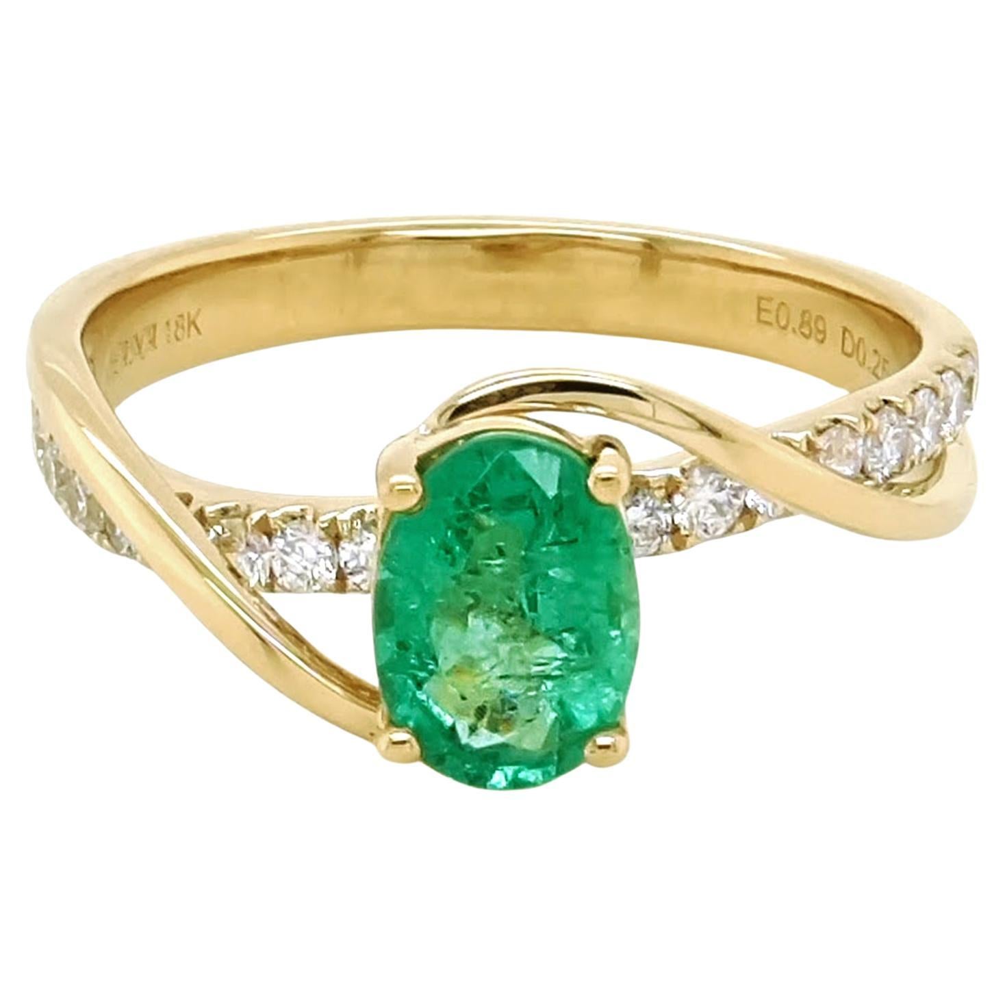1.14 Carats Emerald and White Diamond Yellow Gold Ring