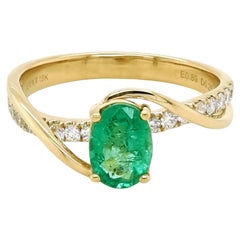 Anillo de oro amarillo con esmeralda y diamante blanco de 1,14 quilates