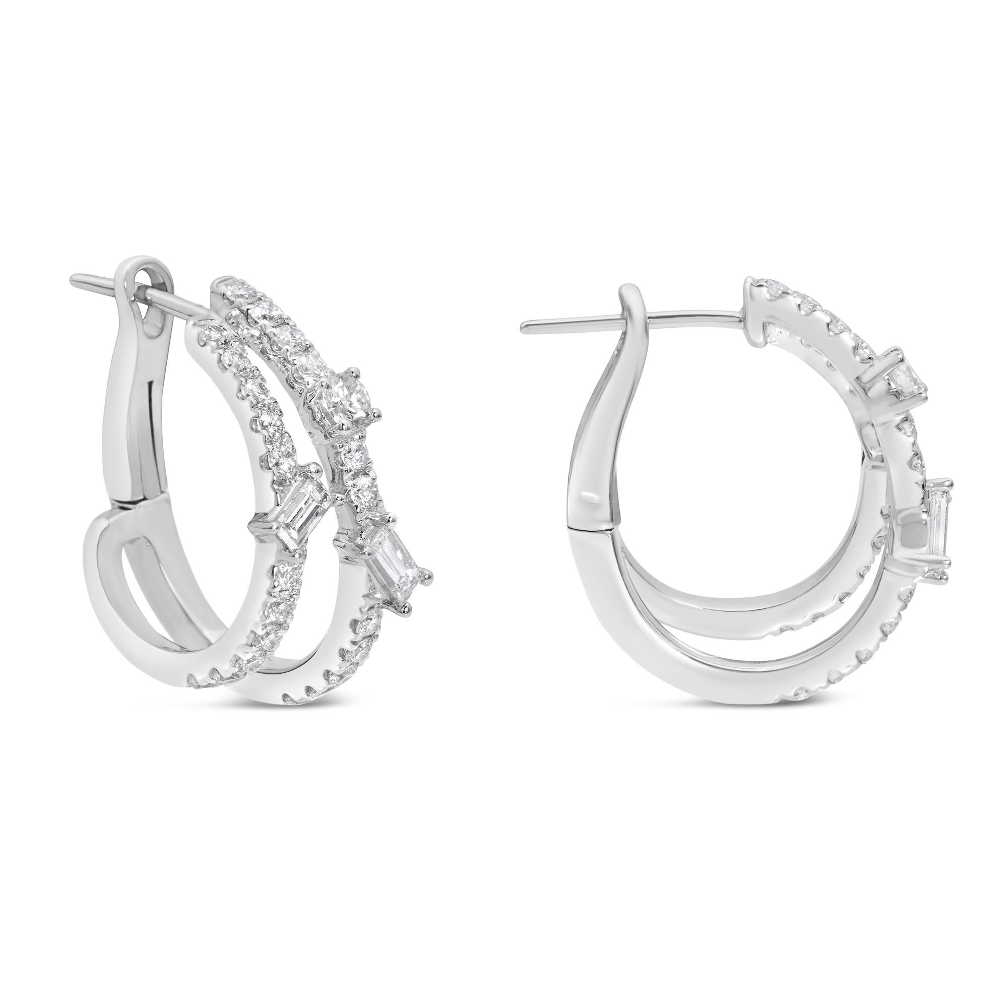 Une paire de boucles d'oreilles élégantes, mettant en valeur 0,70 carat de diamants ronds et 0,28 carat de diamants baguettes. Finement serti sur une monture à barre partagée en or blanc 18 carats. Parfait pour une tenue décontractée. 

Roman