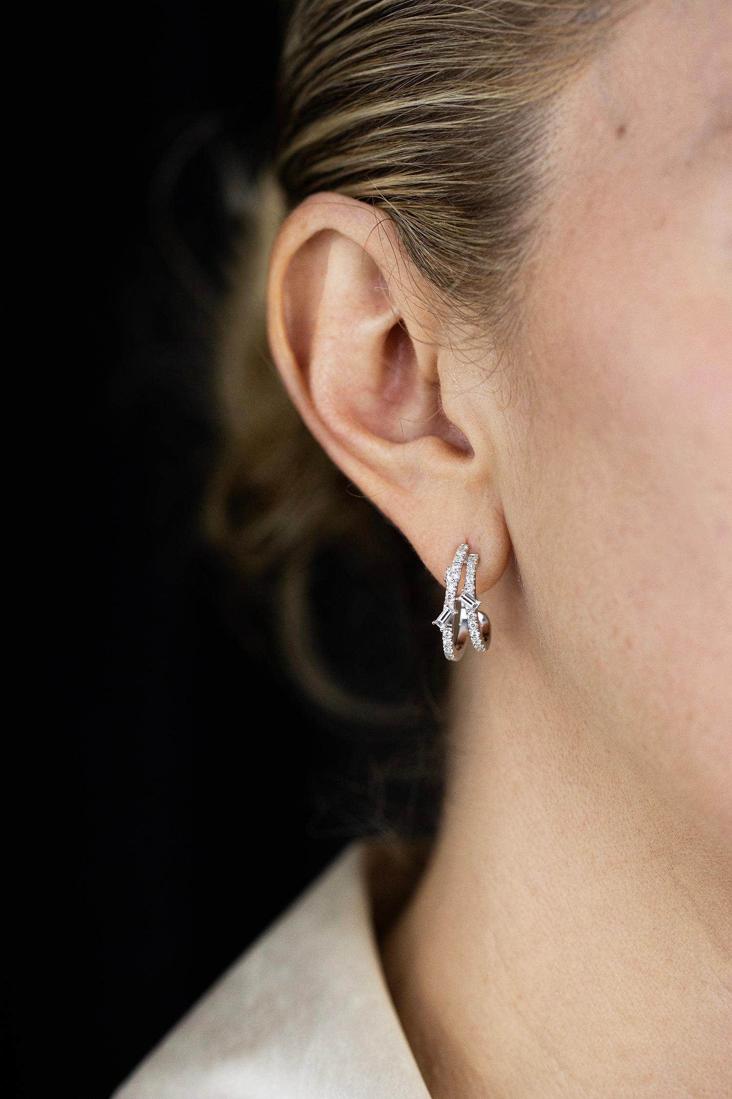 Moderne Roman Malakov, boucles d'oreilles huggies en or blanc avec diamants tailles mixtes de 0.98 carat au total en vente