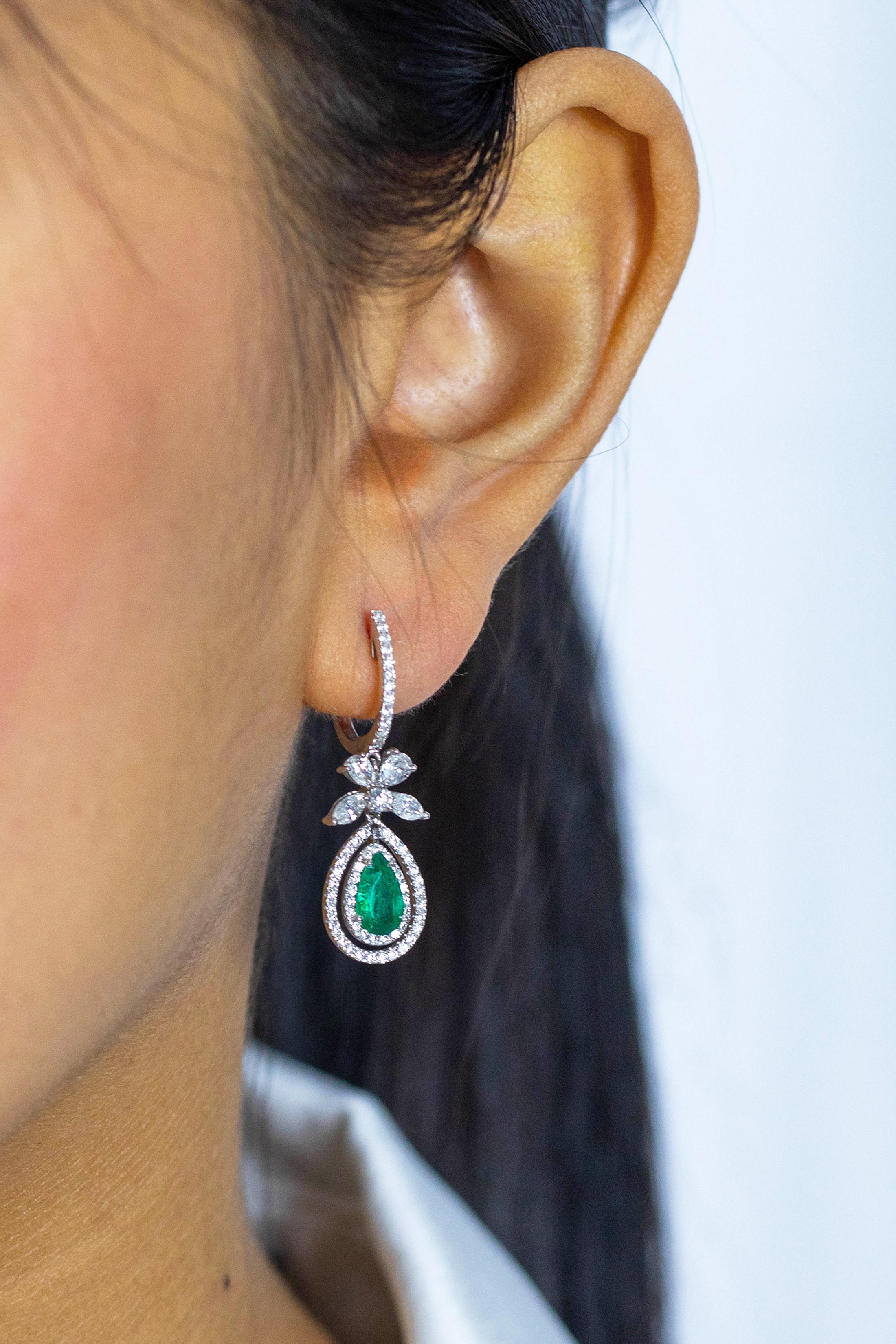1,14 Karat Gesamt Birnenförmiger grüner Smaragd mit Diamant-Ohrhänger (Gemischter Schliff) im Angebot
