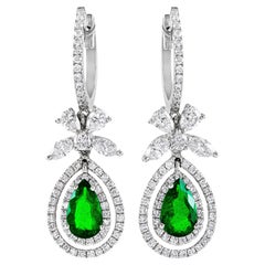 Pendants d'oreilles avec émeraude verte en forme de poire de 1,14 carats au total