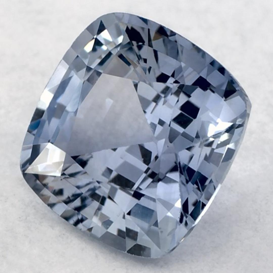 Ein sehr wertvoller September-Geburtsstein mit einer bezaubernden blauen Farbe. Man glaubt, dass sie dem Leben Glück und Reichtum bringen.

Entdecken Sie die lebendige Kollektion von Smaragden, Rubinen und Saphiren in unserem Geschäft, die als lose