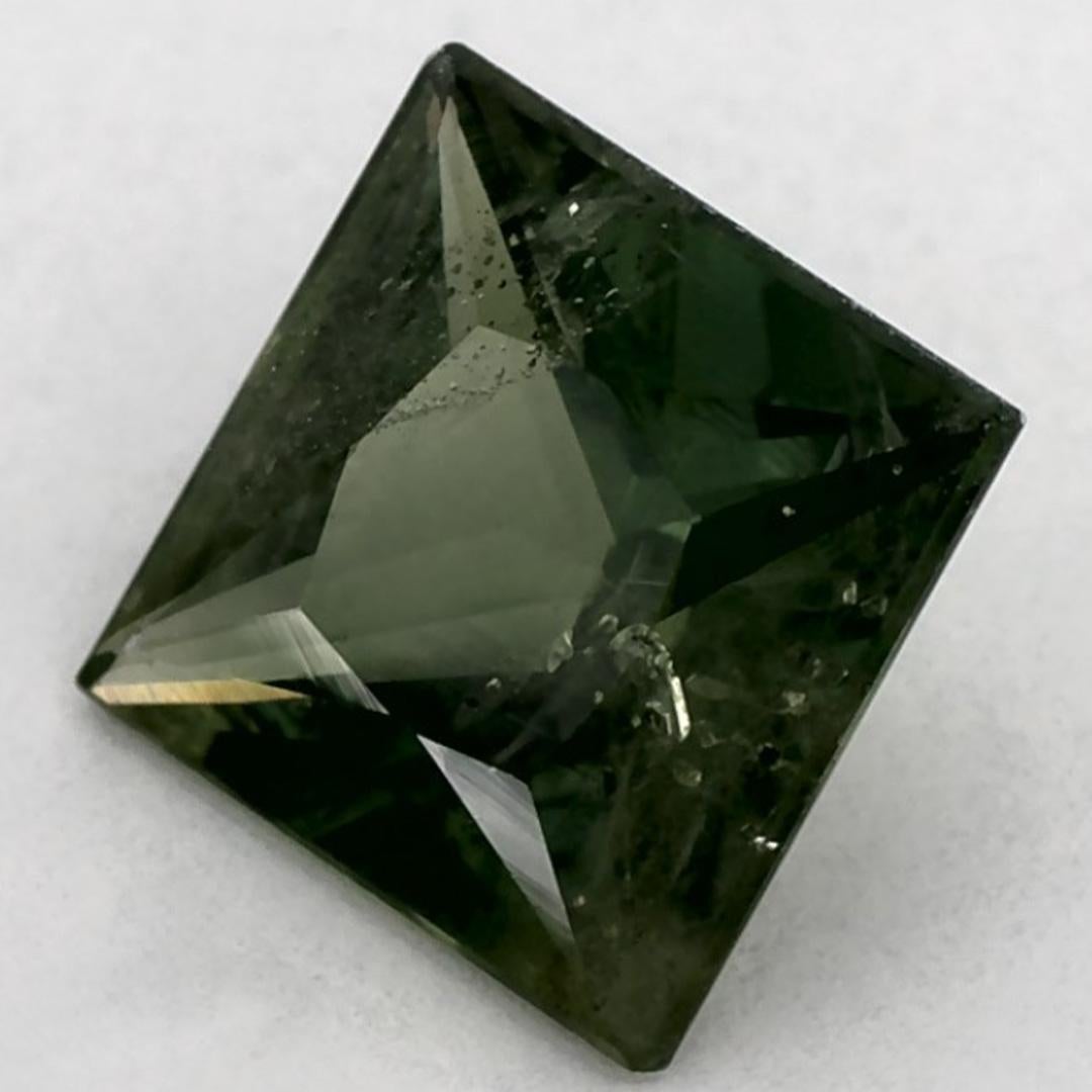 Questo zaffiro blu naturale offre eleganza e raffinatezza. Con la sua ricca saturazione del colore e il taglio preciso, è il centro perfetto per un anello di fidanzamento o un design di gioielli di lusso.

Questo zaffiro proviene dallo Sri Lanka