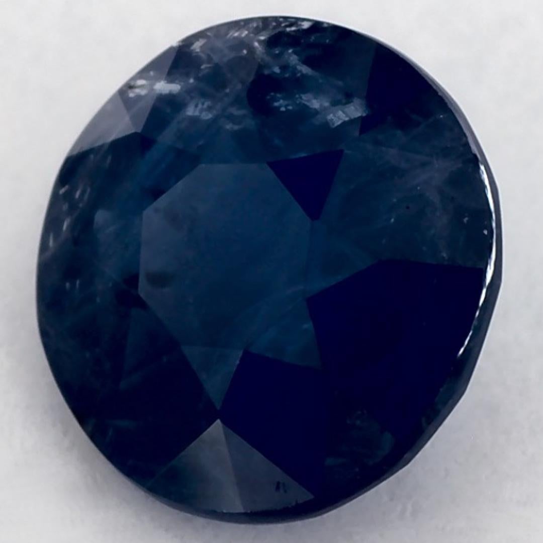 Este zafiro azul natural ofrece elegancia y sofisticación. Con su rica saturación de color y su corte preciso, es la pieza central perfecta para un anillo de compromiso o un diseño de joyería de lujo.

Este zafiro es originario de Sri Lanka