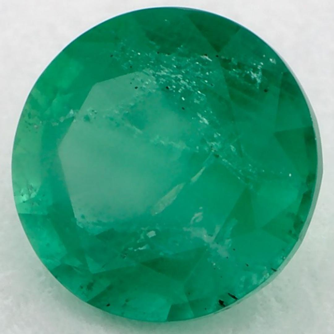 D'un vert éclatant, la pierre de naissance du mois de mai symbolise le renouveau de la croissance printanière. 

Explorez la vibrante collection d'émeraudes, de rubis et de saphirs de notre magasin, disponibles sous forme de pierres précieuses en