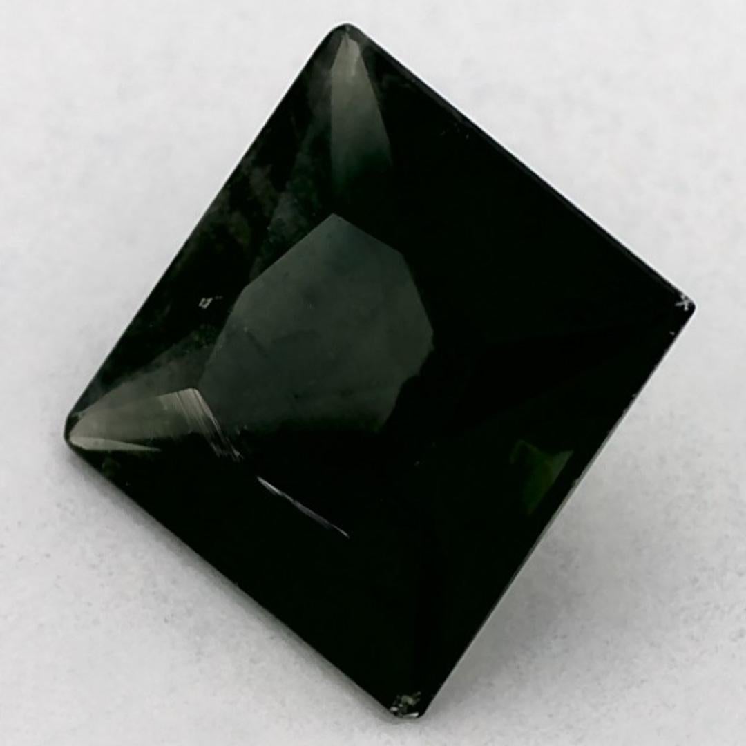 Este zafiro verde natural ofrece elegancia y sofisticación. Con su rica saturación de color y su corte preciso, es la pieza central perfecta para un anillo de compromiso o un diseño de joyería de lujo.

Este zafiro es originario de Sri Lanka