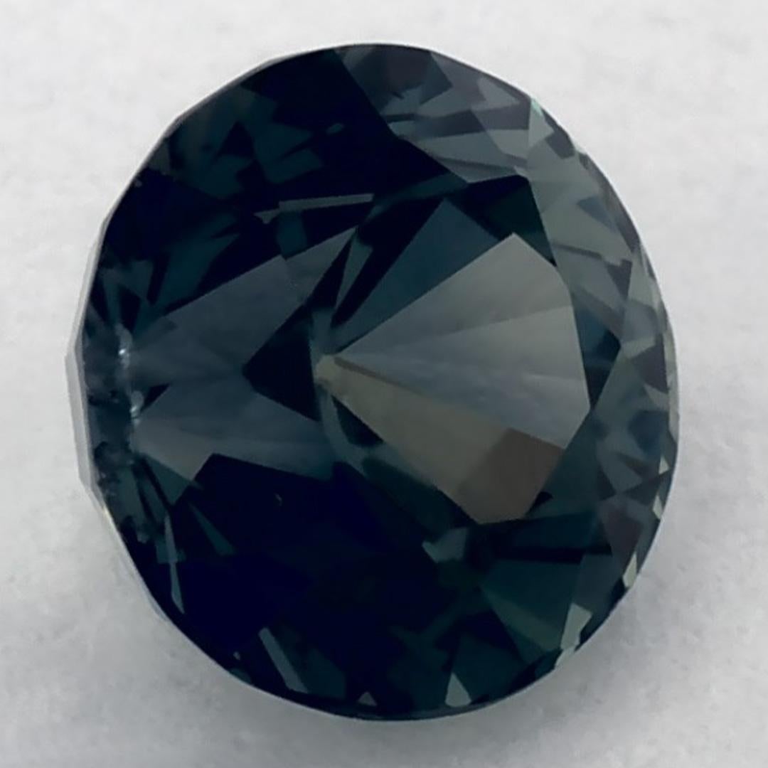 Dieser natürliche grüne Saphir bietet Eleganz und Raffinesse. Mit seiner satten Farbsättigung und seinem präzisen Schliff ist er das perfekte Herzstück für einen Verlobungsring oder ein luxuriöses Schmuckdesign.

Dieser Saphir stammt aus Sri Lanka
