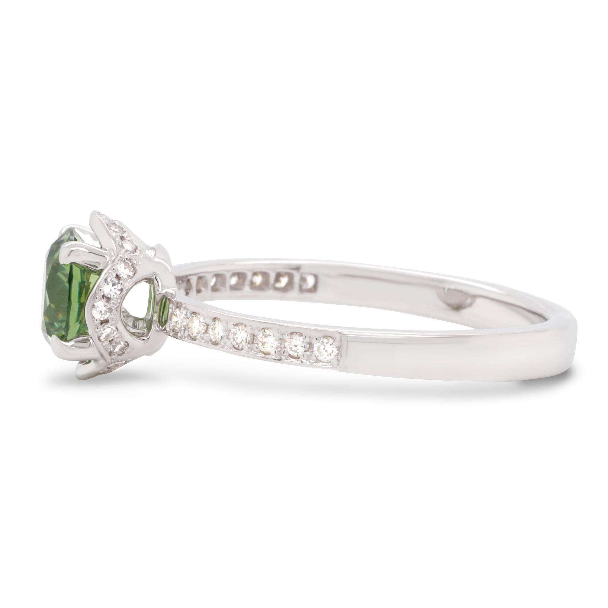 Anspruchsvoller Demantoid-Ring aus 14K Weißgold mit Diamanten. Mit 1,14 ct russischem Demantoid von höchster Qualität, kombiniert mit natürlichen farblosen Diamanten von 0,184 ct Gesamtgewicht. Das schlichte, aber dennoch elegante Design macht