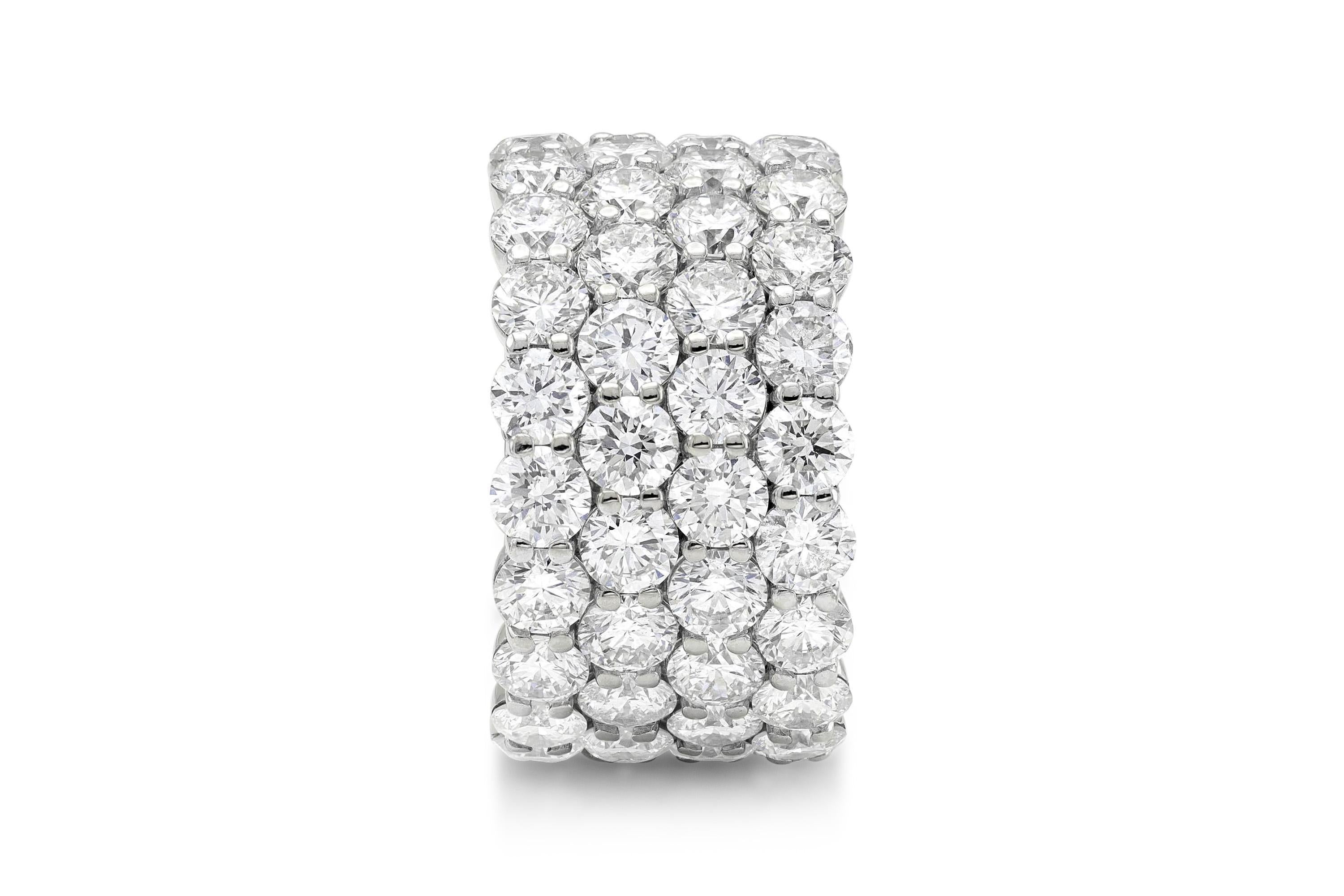 Finement réalisé en platine avec 4 rangées de diamants ronds de taille brillant pesant approximativement un total de 11,40 carats, couleur E-F, pureté VVS-VS.
Taille 5 1/4