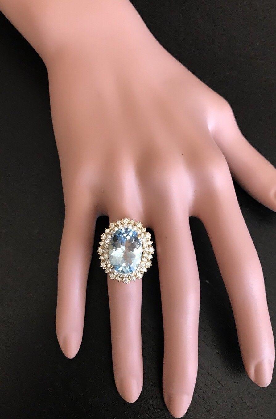 11.40 Carat Exquisite Natural Aquamarine and Diamond 14K Solid Yellow Gold Ring In New Condition For Sale In Los Angeles, CA