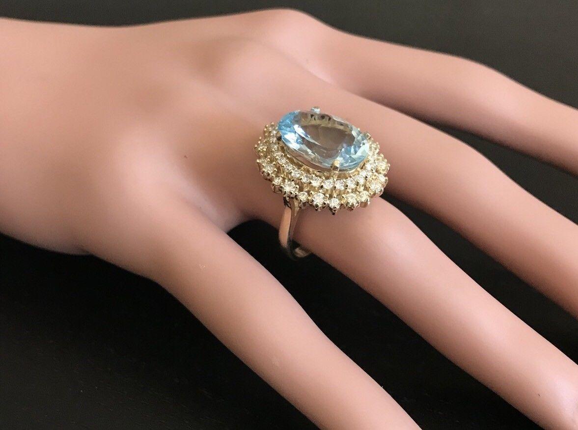 Women's 11.40 Carat Exquisite Natural Aquamarine and Diamond 14K Solid Yellow Gold Ring For Sale