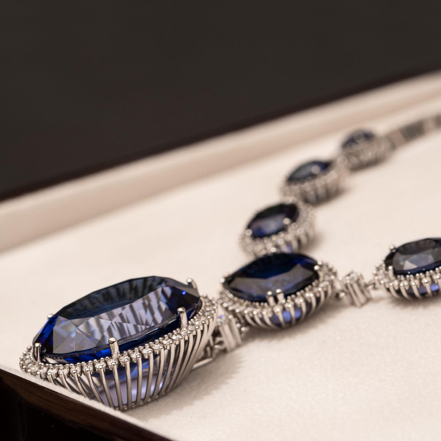 Taille ovale Collier fantaisie avec saphir de 71,00 carats et diamants naturels de 10,00 carats en vente
