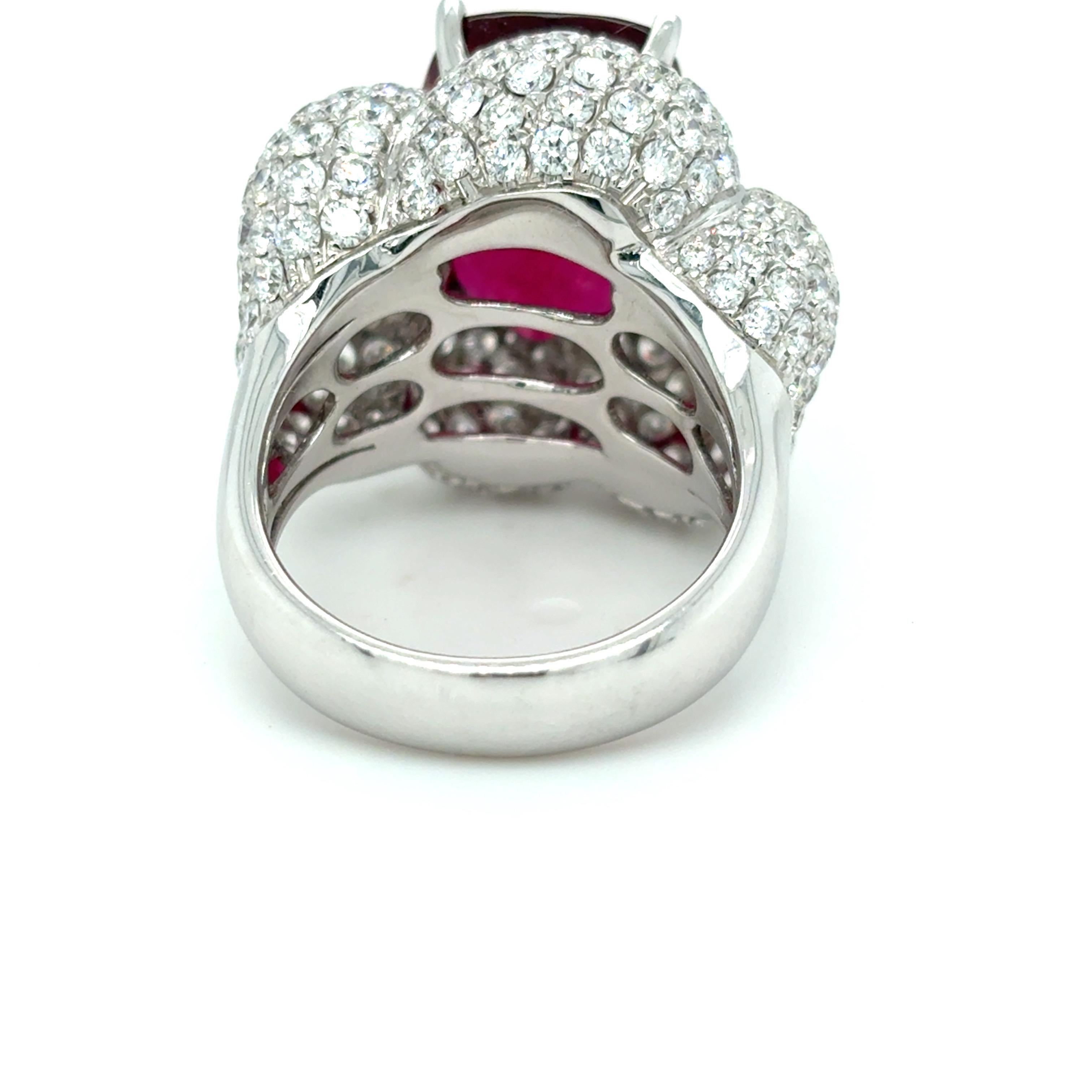 Artisan Bague cocktail 11,41 carats Rubellite Tourmaline Diamant taille coussin en vente