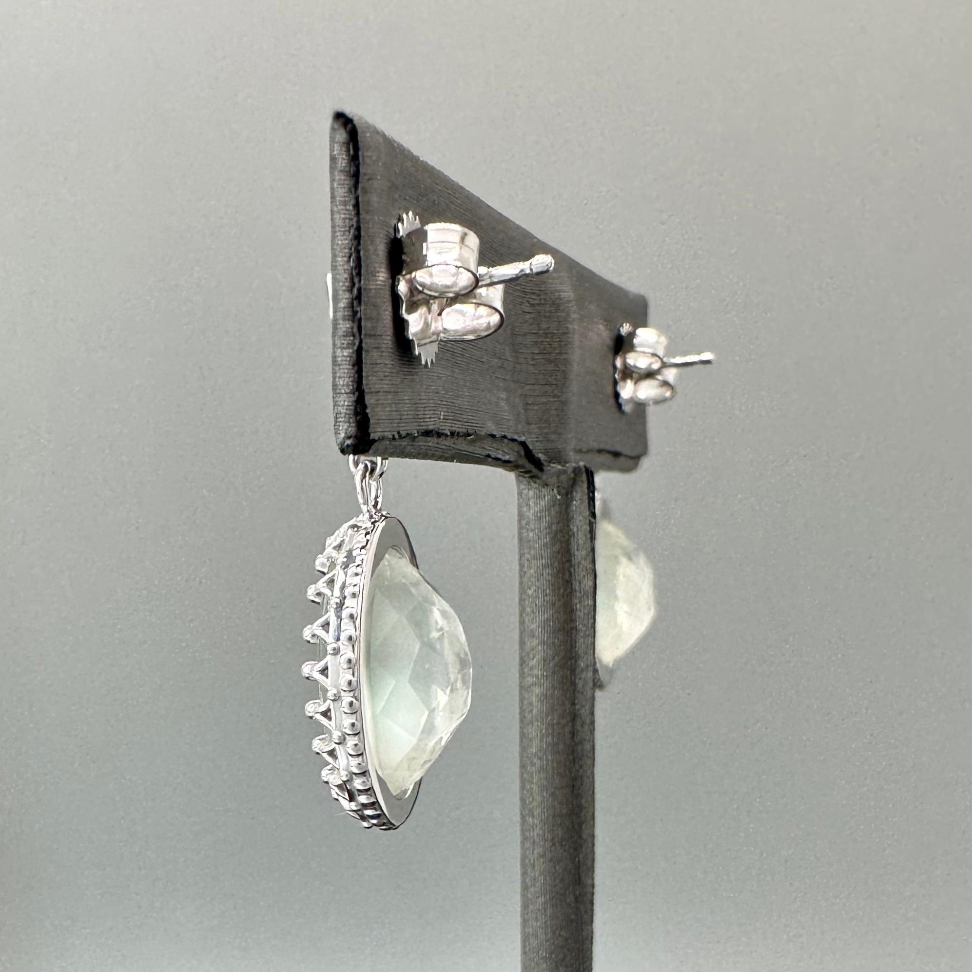 Taille cabochon Ensemble de boucles d'oreilles en pierre de lune, diamant et or blanc 14k de 11,41 carats par Glitter and Gold en vente