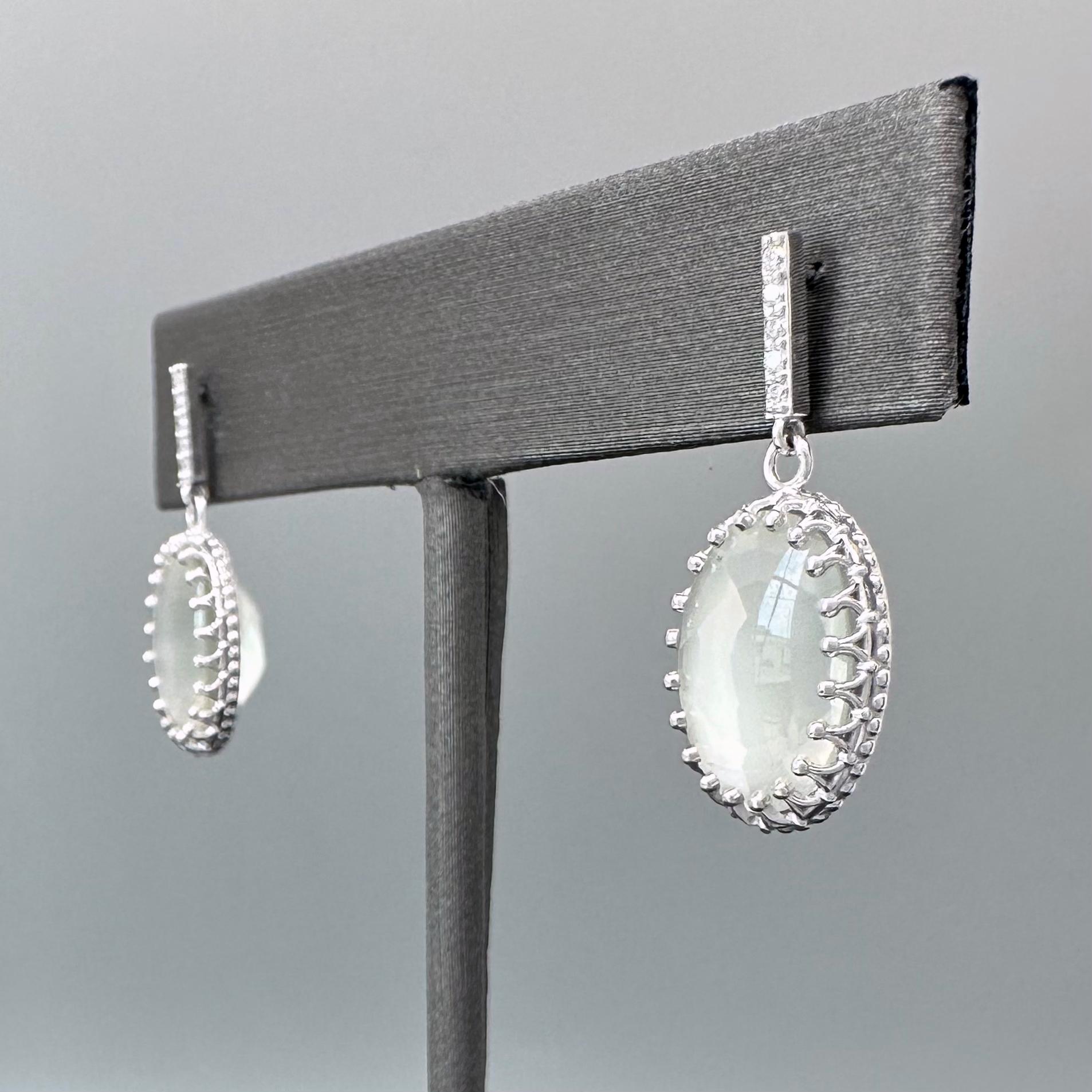 Ensemble de boucles d'oreilles en pierre de lune, diamant et or blanc 14k de 11,41 carats par Glitter and Gold Neuf - En vente à Seattle, WA