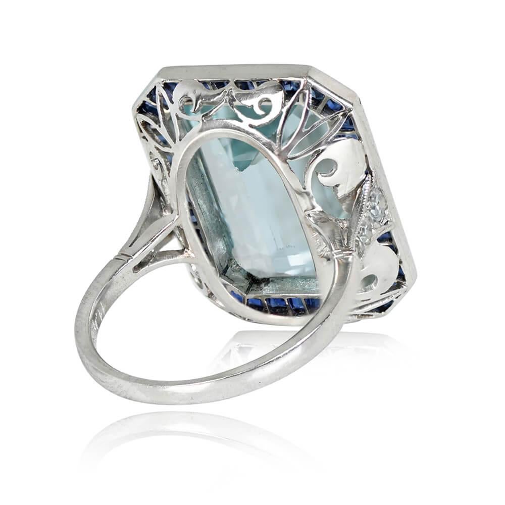 11.41 Karat Aquamarin-Cocktailring mit Smaragdschliff, Saphir-Halo, Platin (Art déco)