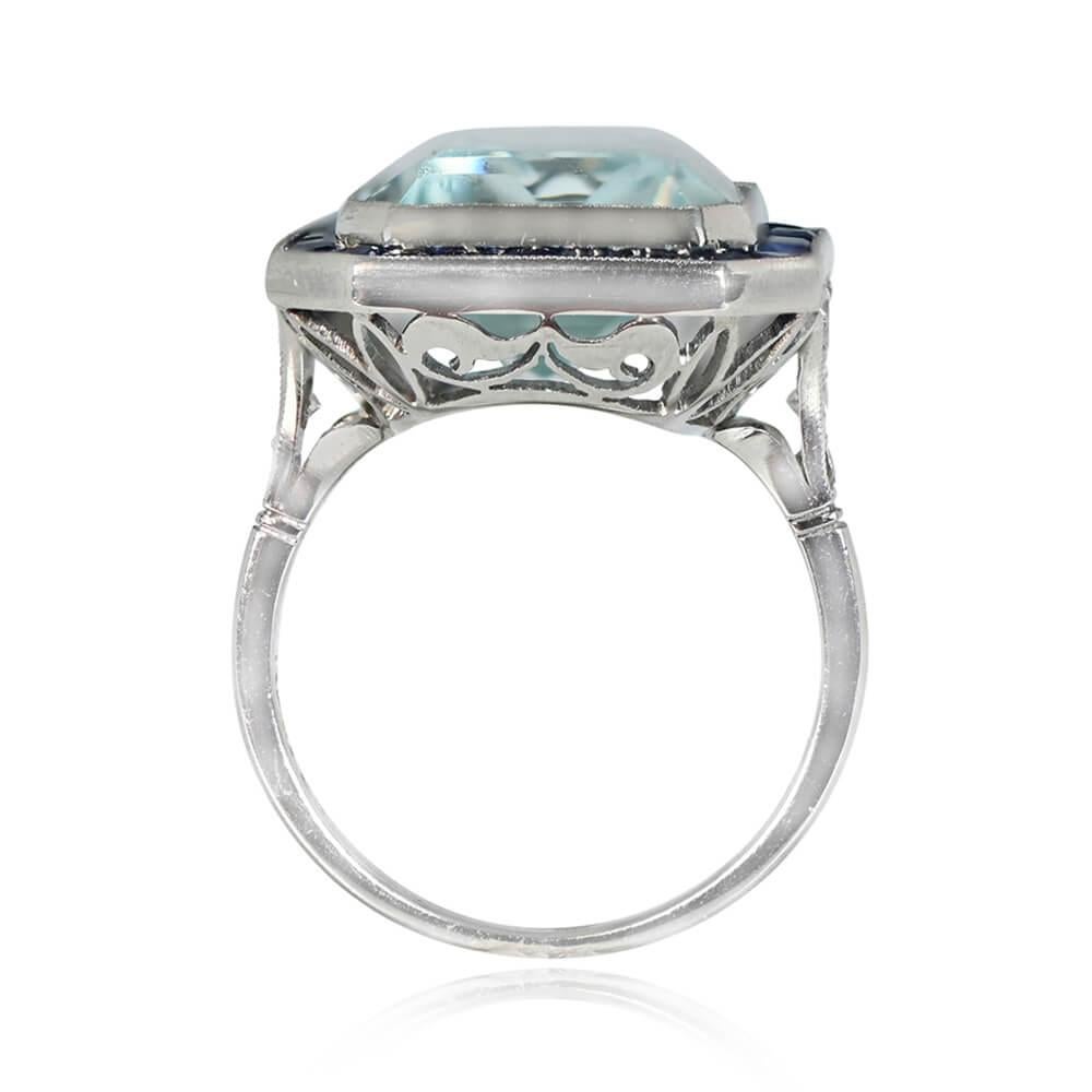 11.41 Karat Aquamarin-Cocktailring mit Smaragdschliff, Saphir-Halo, Platin im Zustand „Hervorragend“ in New York, NY