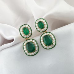 Boucles d'oreilles en or jaune 18 carats, avec une émeraude de Zambie de 11,44 carats et un diamant SI/H de 3,66 carats