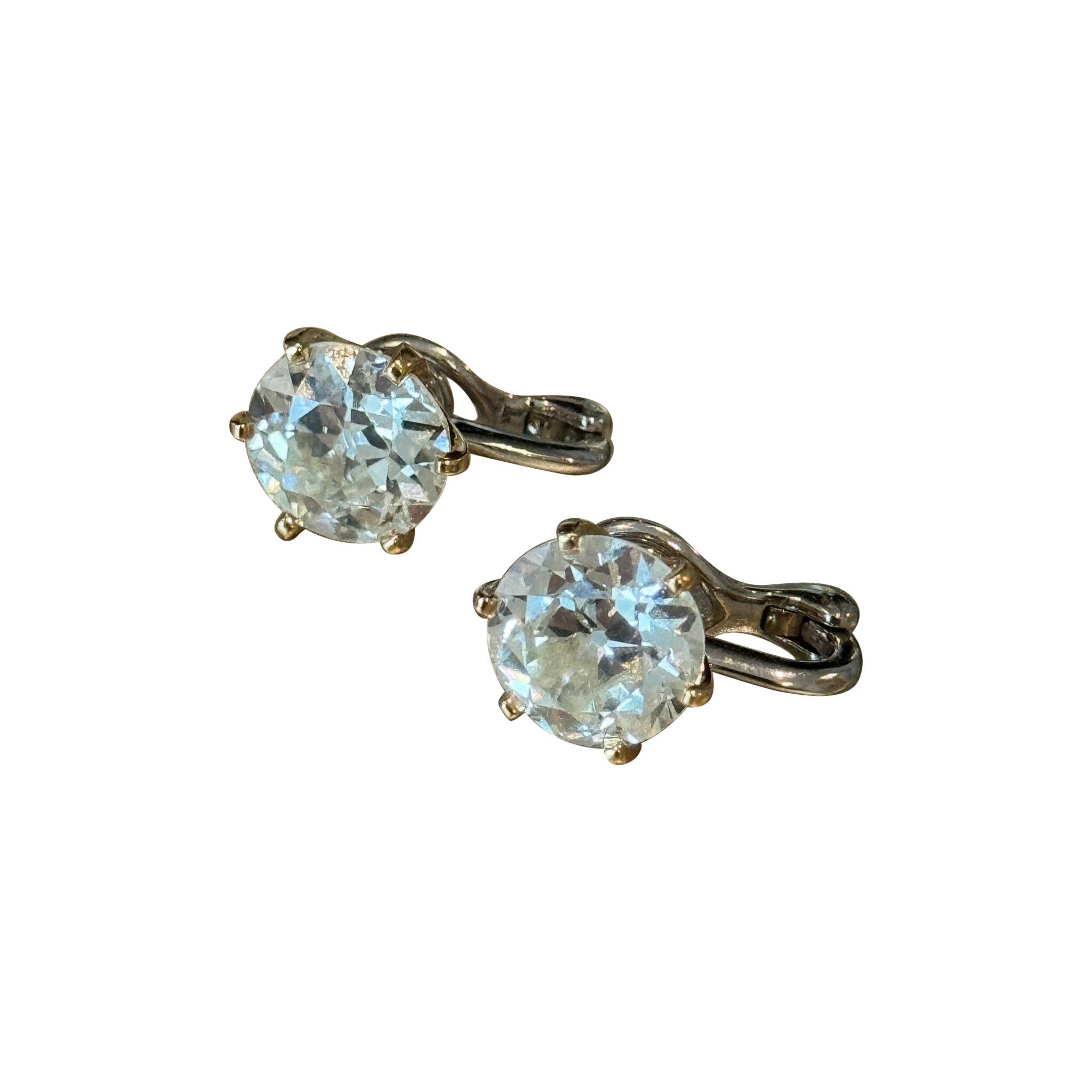 Besetzt mit einem kreisförmigen Diamanten im alten europäischen Brillantschliff mit einer Größe von ungefähr: 11,21 - 11,54 x 6,58 mm und einem kreisförmigen Diamanten im Brillantschliff mit einer Größe von ca.: 11,28 - 11,49 x 6,36 mm, gefasst in