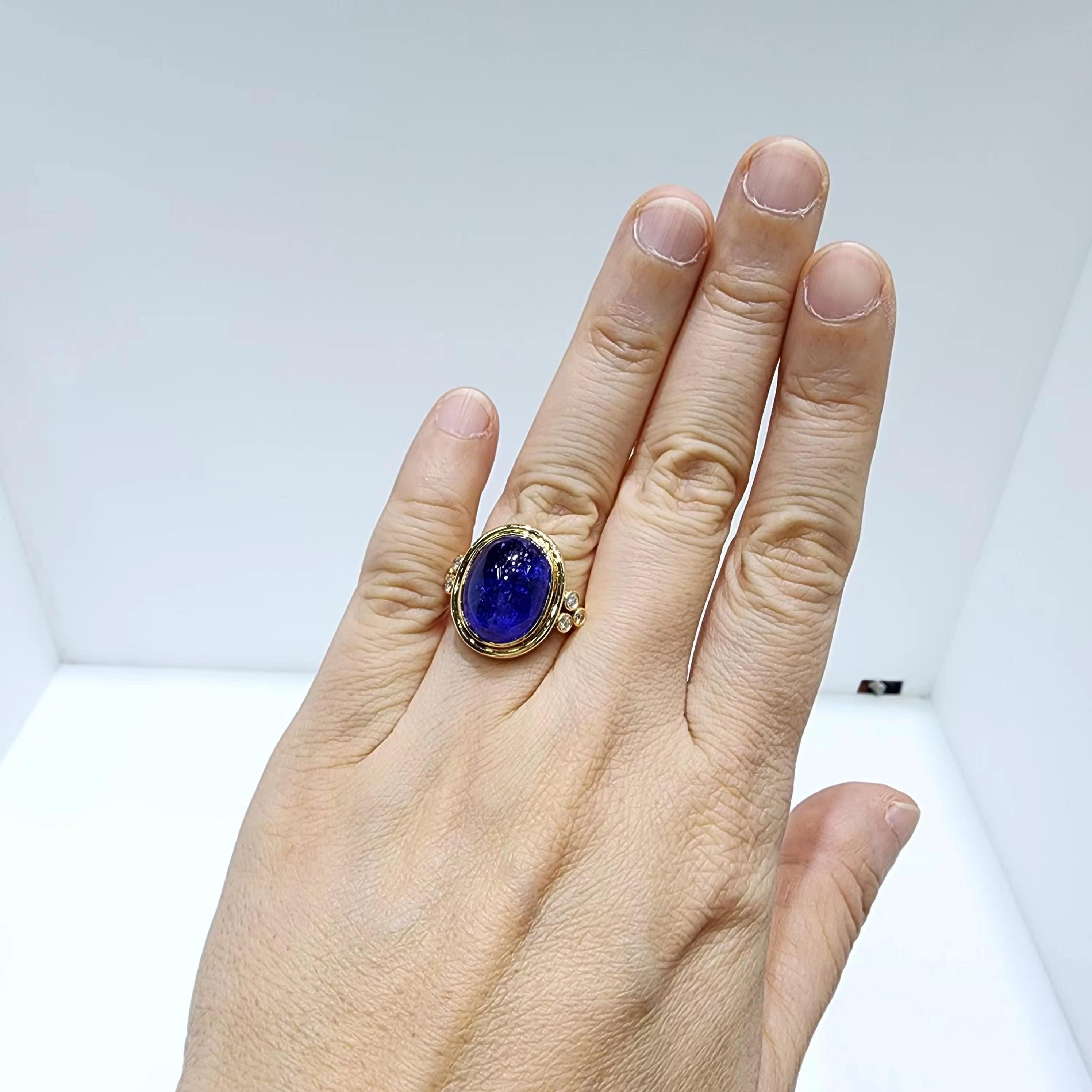 Contemporary 11.46Ct Cabochon Tanzanite Cocktail Ring in 18K Yellow Gold For Sale