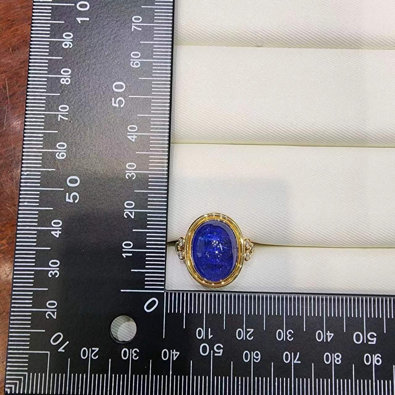 11.46Ct Cabochon Tanzanite Cocktail Ring in 18K Yellow Gold In New Condition For Sale In Hong Kong, HK