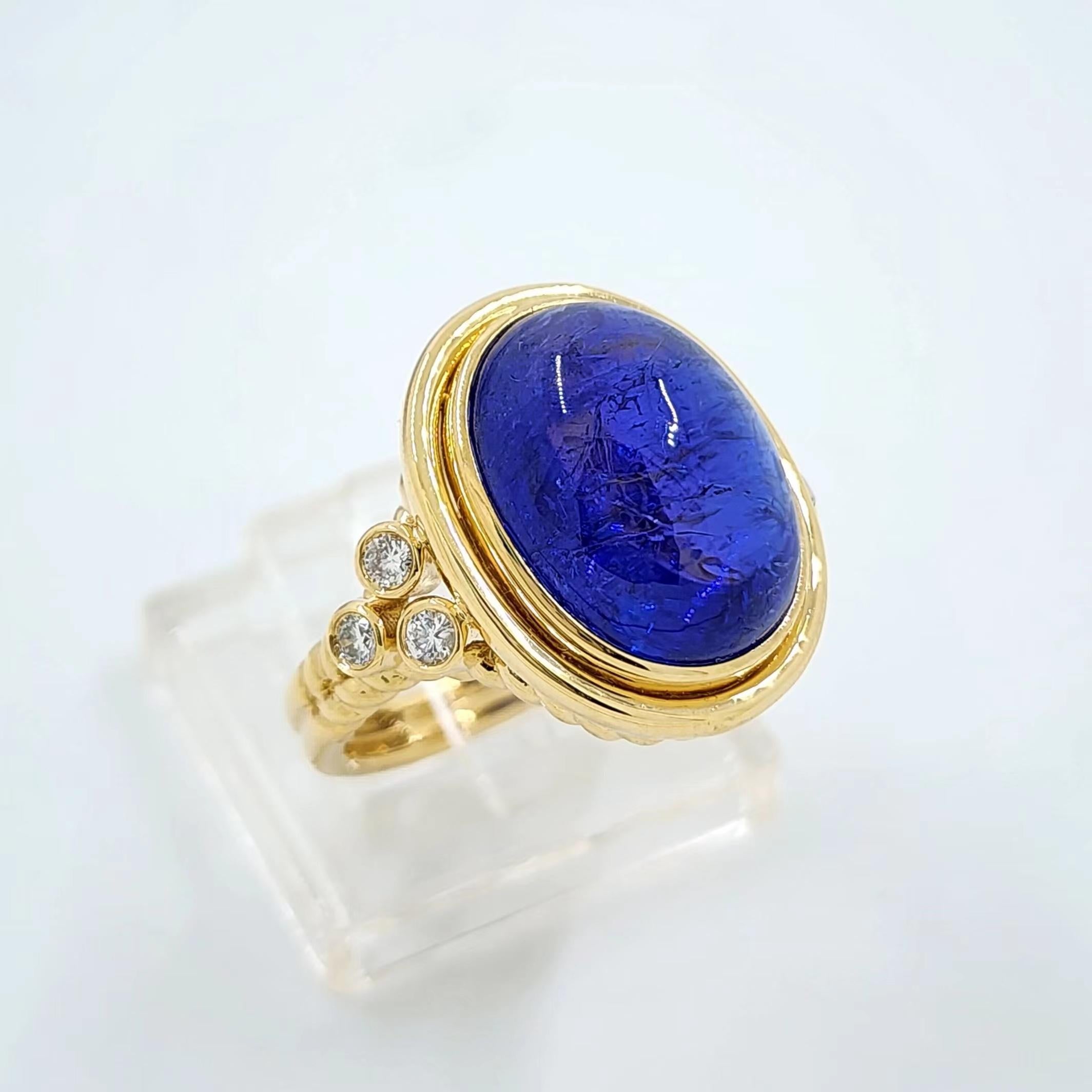 Women's 11.46Ct Cabochon Tanzanite Cocktail Ring in 18K Yellow Gold For Sale