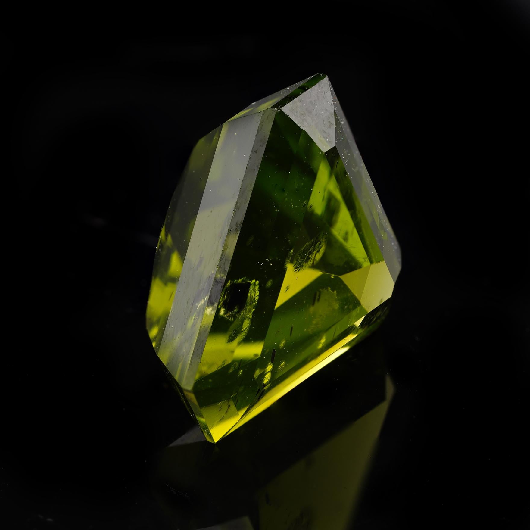 11.47 Carat Modified Trillion Cut Peridot From Pakistan In New Condition For Sale In New York, NY