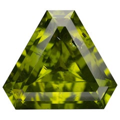 Péridot modifié taille trillion de 11,47 carats du Pakistan
