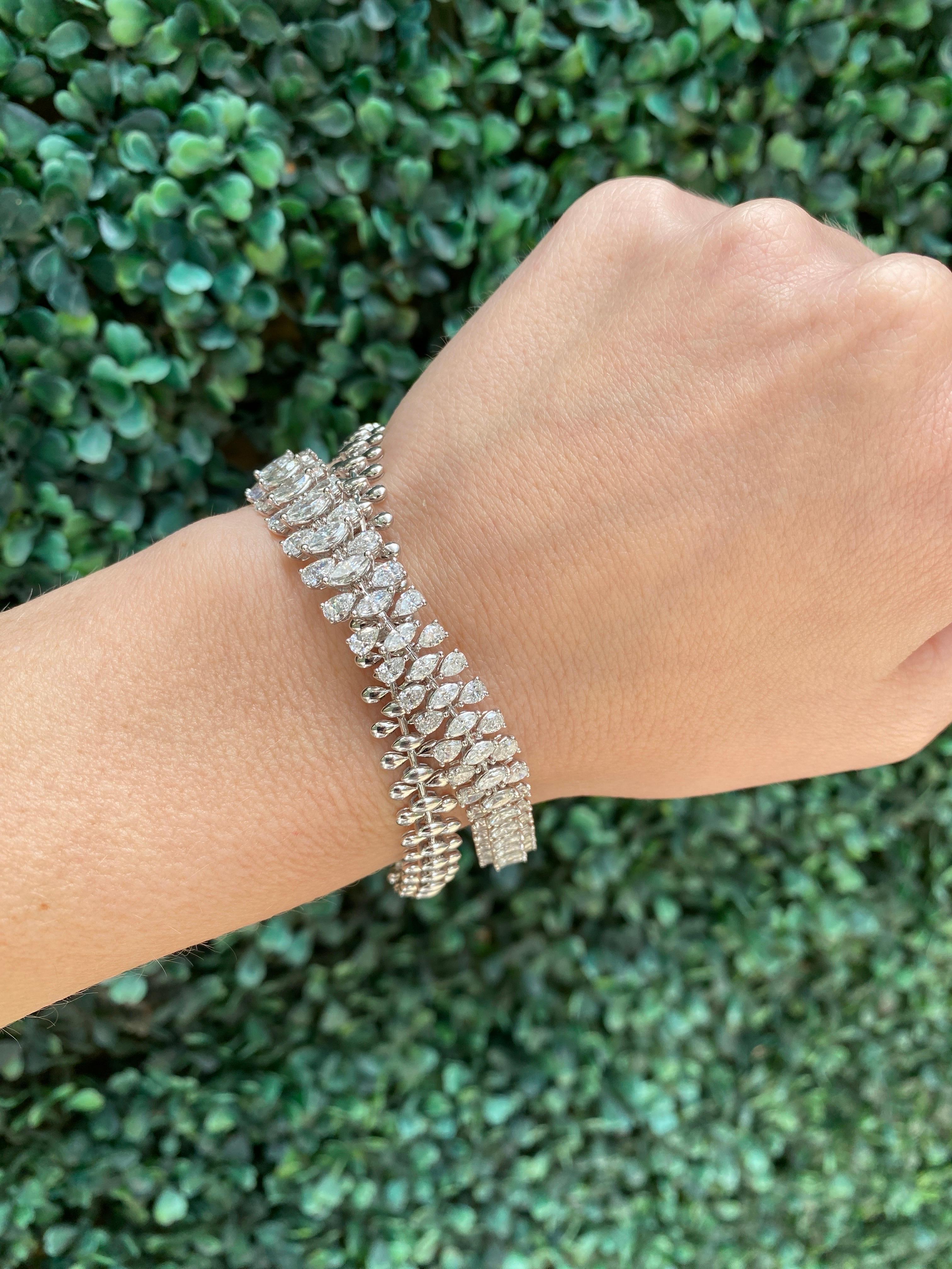 Collana in oro 18k con diamanti a forma di pera e marquise dal peso totale di 11,47 carati in vendita 5