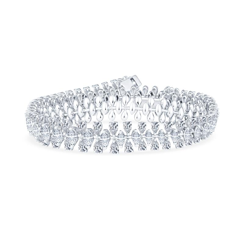 Questa collana unica e divertente presenta 11,47 carati di peso totale di diamanti naturali a forma di marquise e pera incastonati in oro bianco 18 carati. Si stacca in due braccialetti per poterli indossare in molti altri modi. Da indossare come