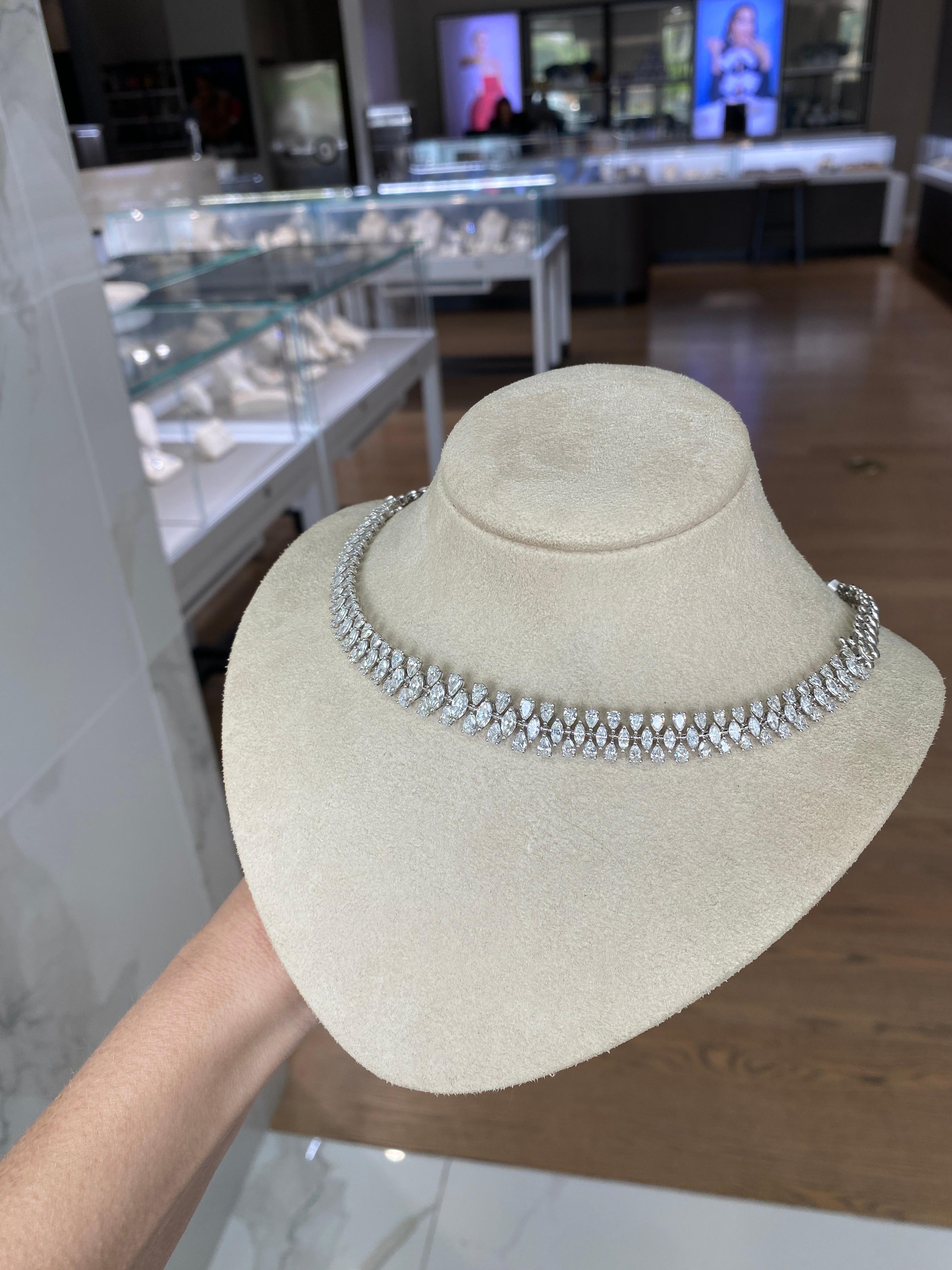 Collana in oro 18k con diamanti a forma di pera e marquise dal peso totale di 11,47 carati in vendita 1