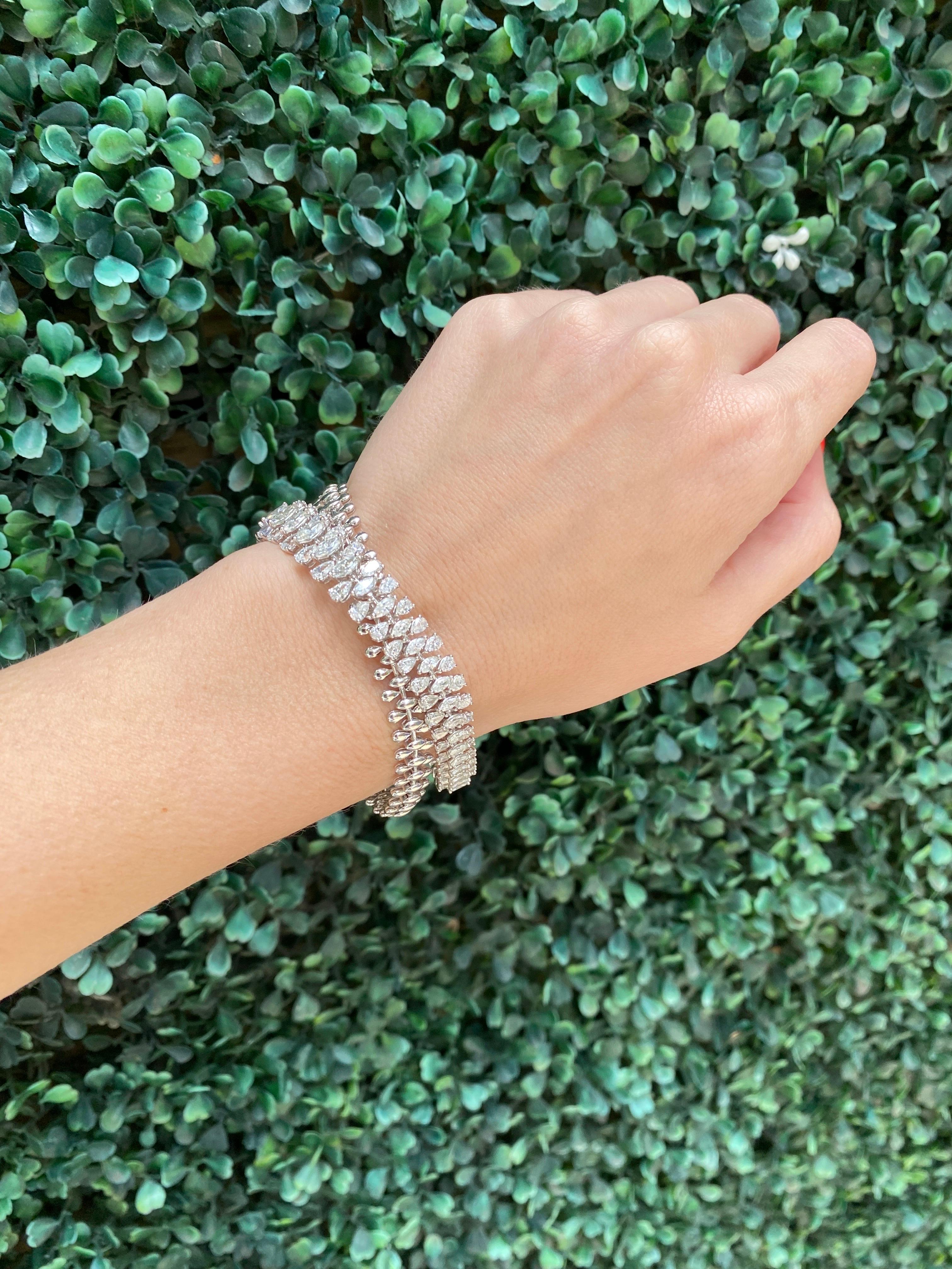 Collana in oro 18k con diamanti a forma di pera e marquise dal peso totale di 11,47 carati in vendita 2