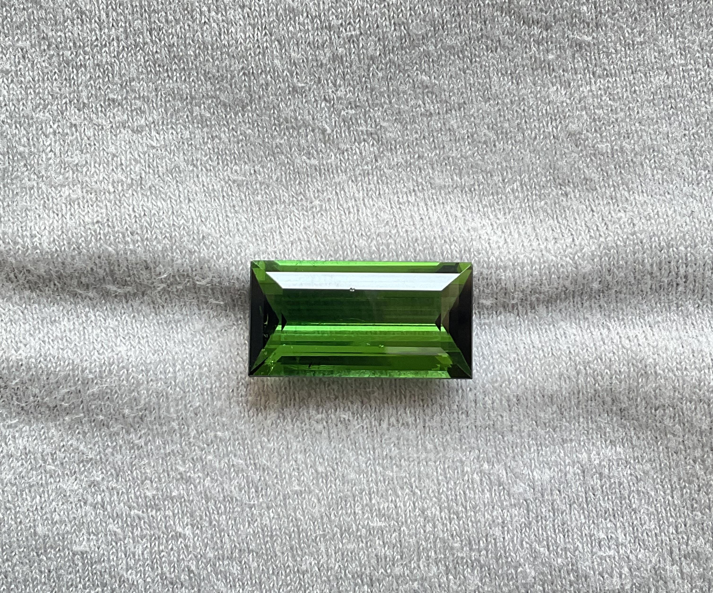 11.47 carats nigeria green tourmaline Top Quality baguette Cut stone natural Gem In New Condition For Sale In Jaipur, RJ