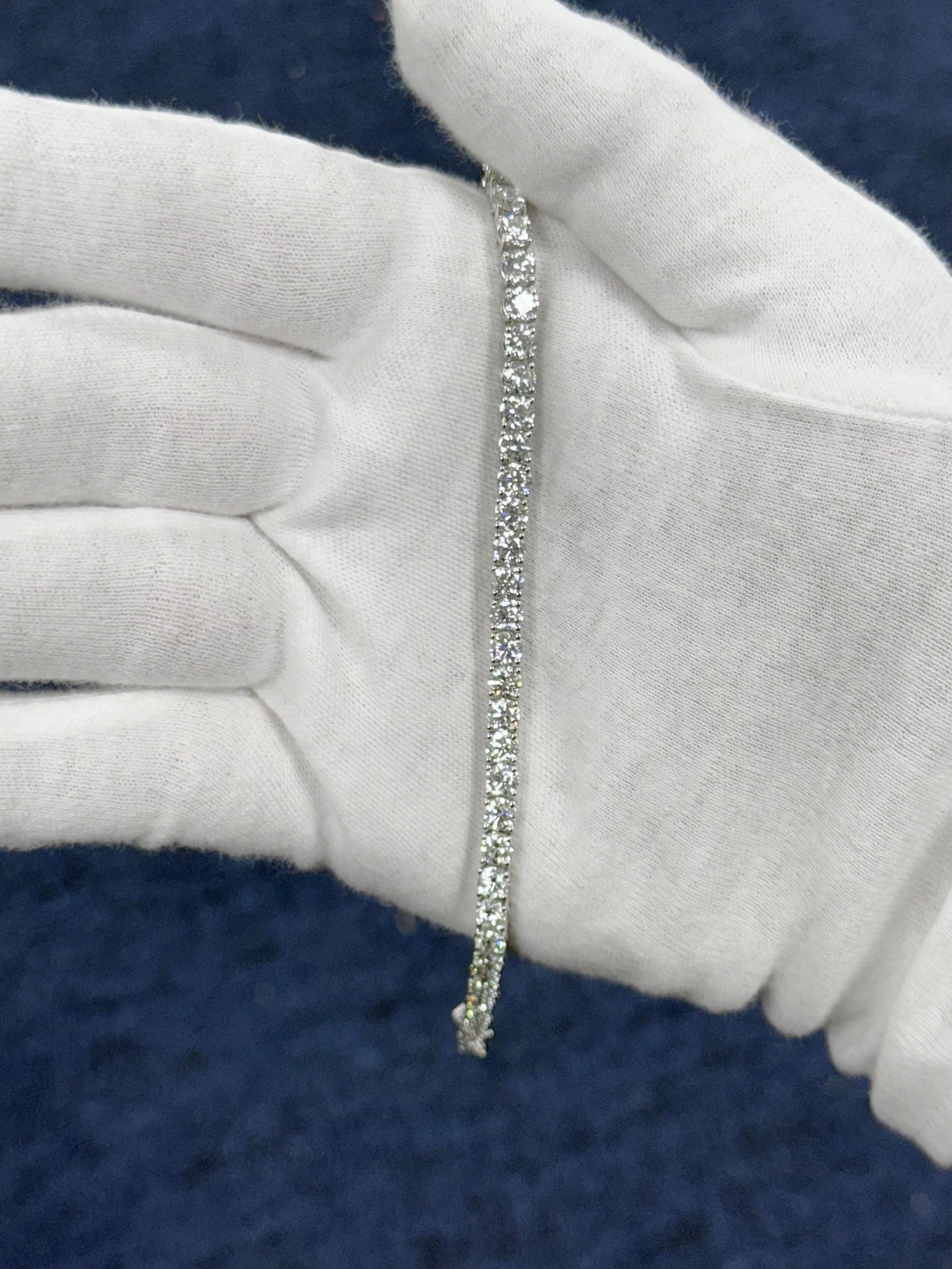 Sencilla y preciosa, esta pulsera tenis clásica tiene 42 diamantes blancos brillantes redondos naturales (G/VS+) con un peso de 11,47ctw engastados en un engaste de oro blanco de 14k muy bien hecho, elaborado con maestría para que no se vuelque en