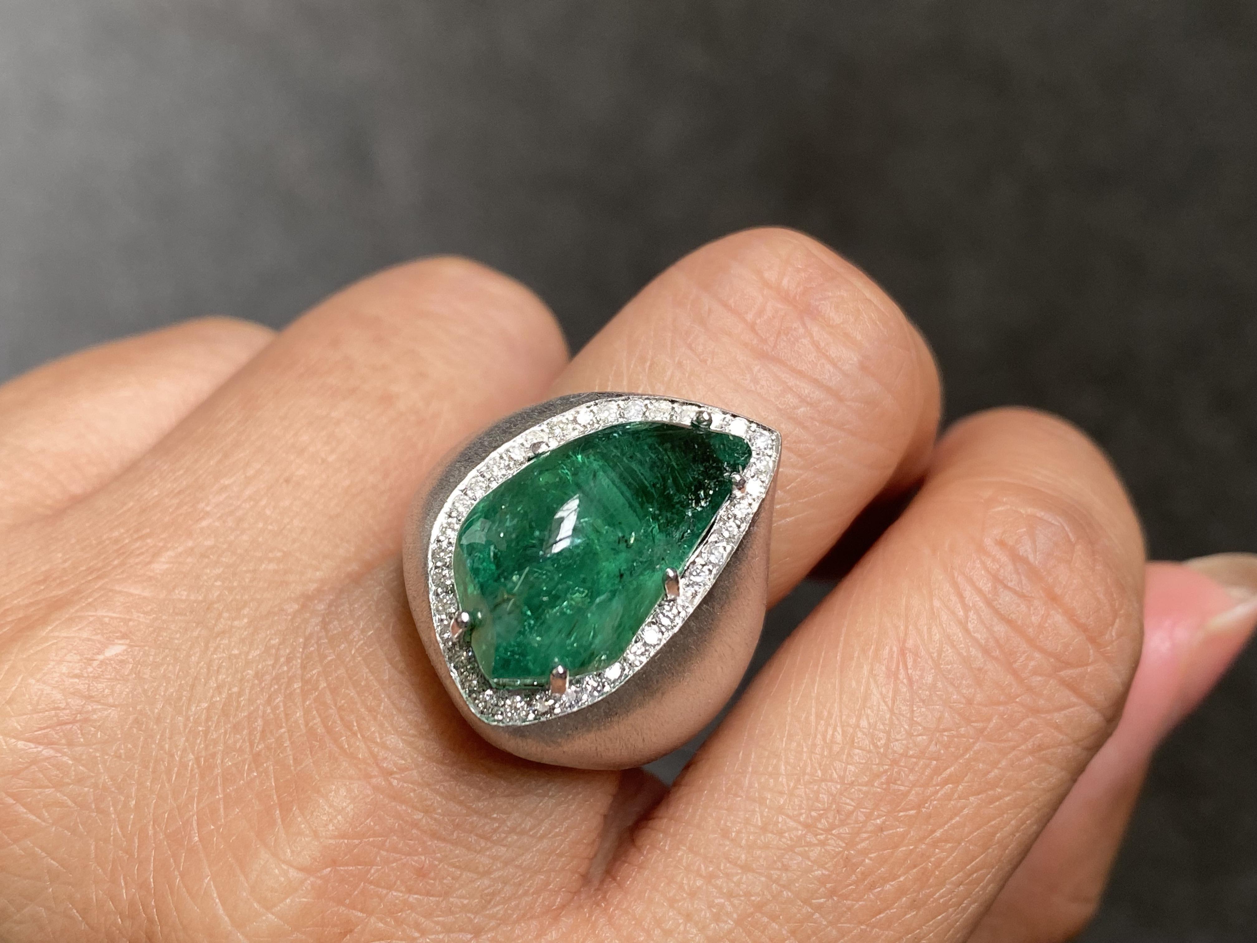 11,49 Karat Smaragd Cabochon und Diamant Unisex Cocktail Ring im Angebot 6