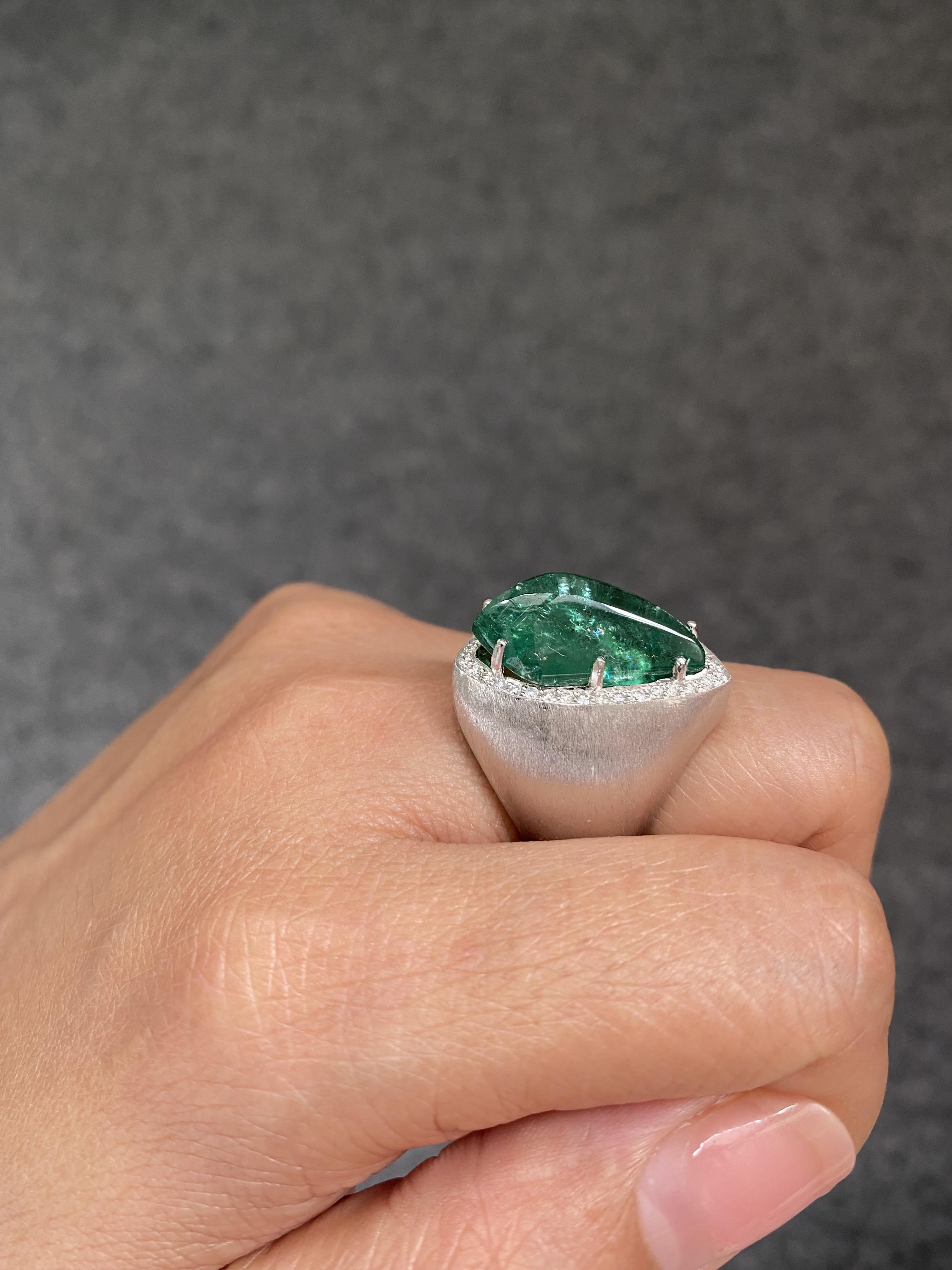 11,49 Karat Smaragd Cabochon und Diamant Unisex Cocktail Ring im Angebot 7
