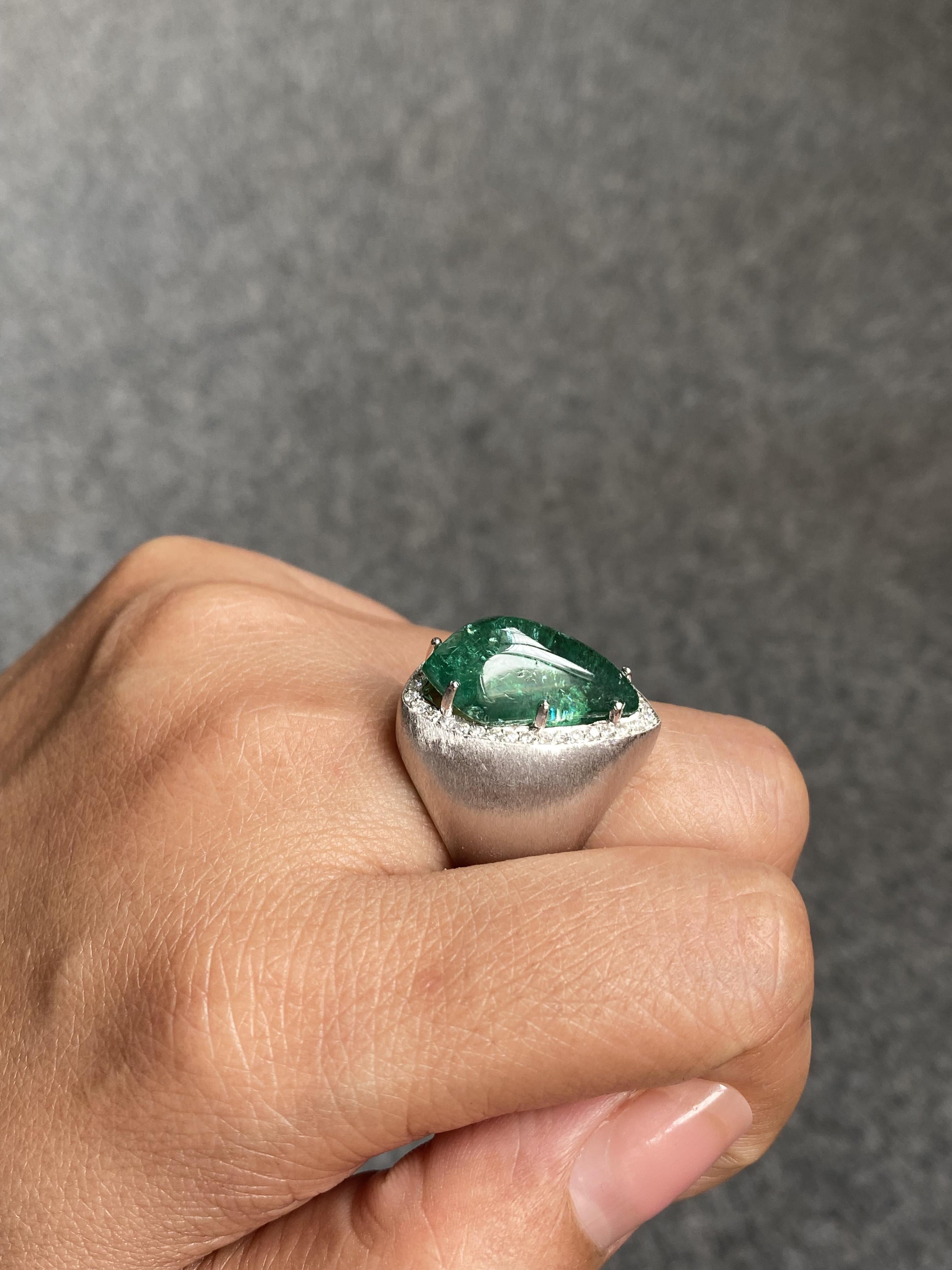 11,49 Karat Smaragd Cabochon und Diamant Unisex Cocktail Ring im Angebot 12