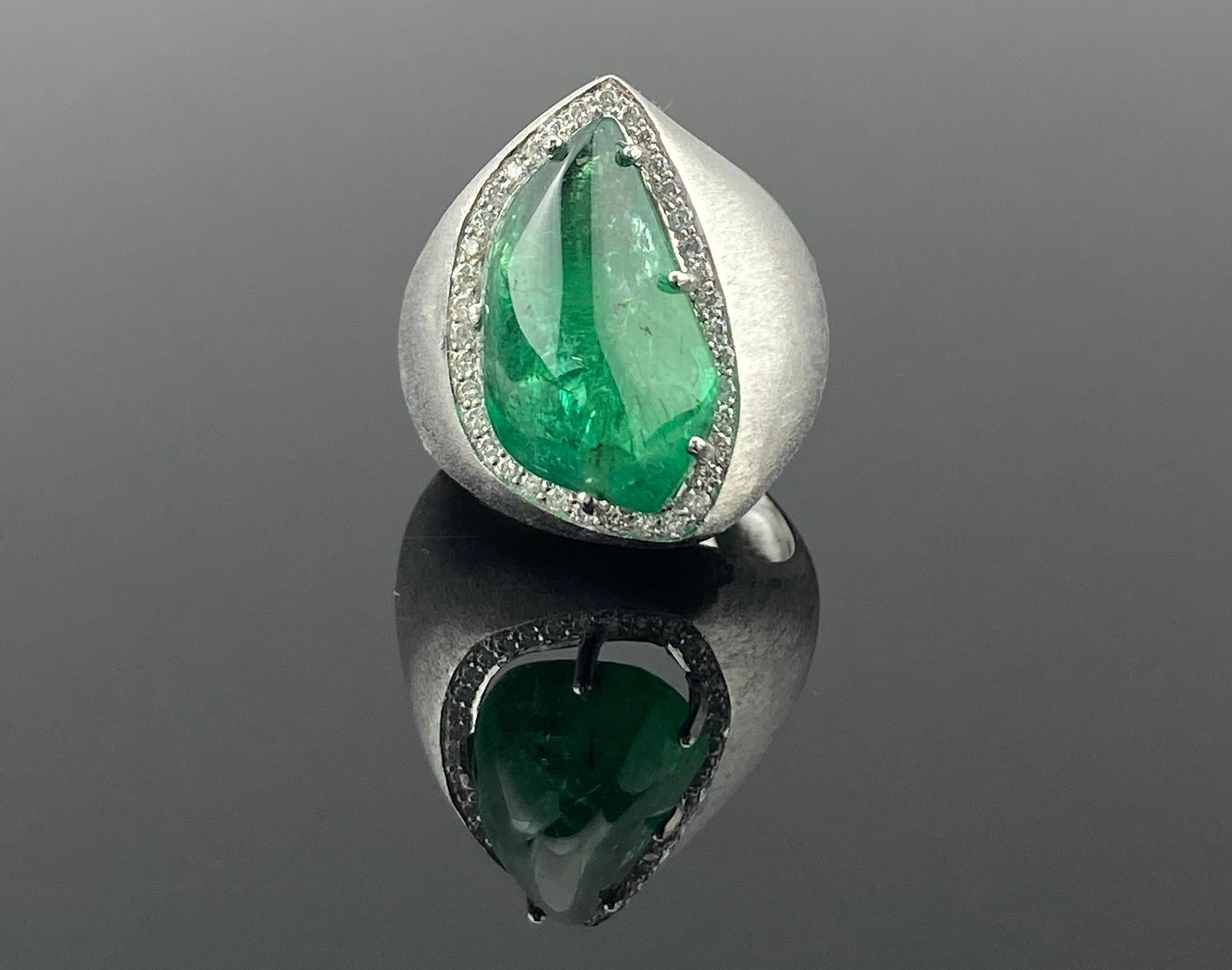Ein atemberaubender 11,49 Karat Smaragd-Cabochon und Diamant-Cocktailring, gefasst in reinem Silber. Die Edelsteine sind alle natürlich, und der Smaragd hat eine schöne lebendige grüne Farbe, transparent und eine einzigartige Form, so dass dieser