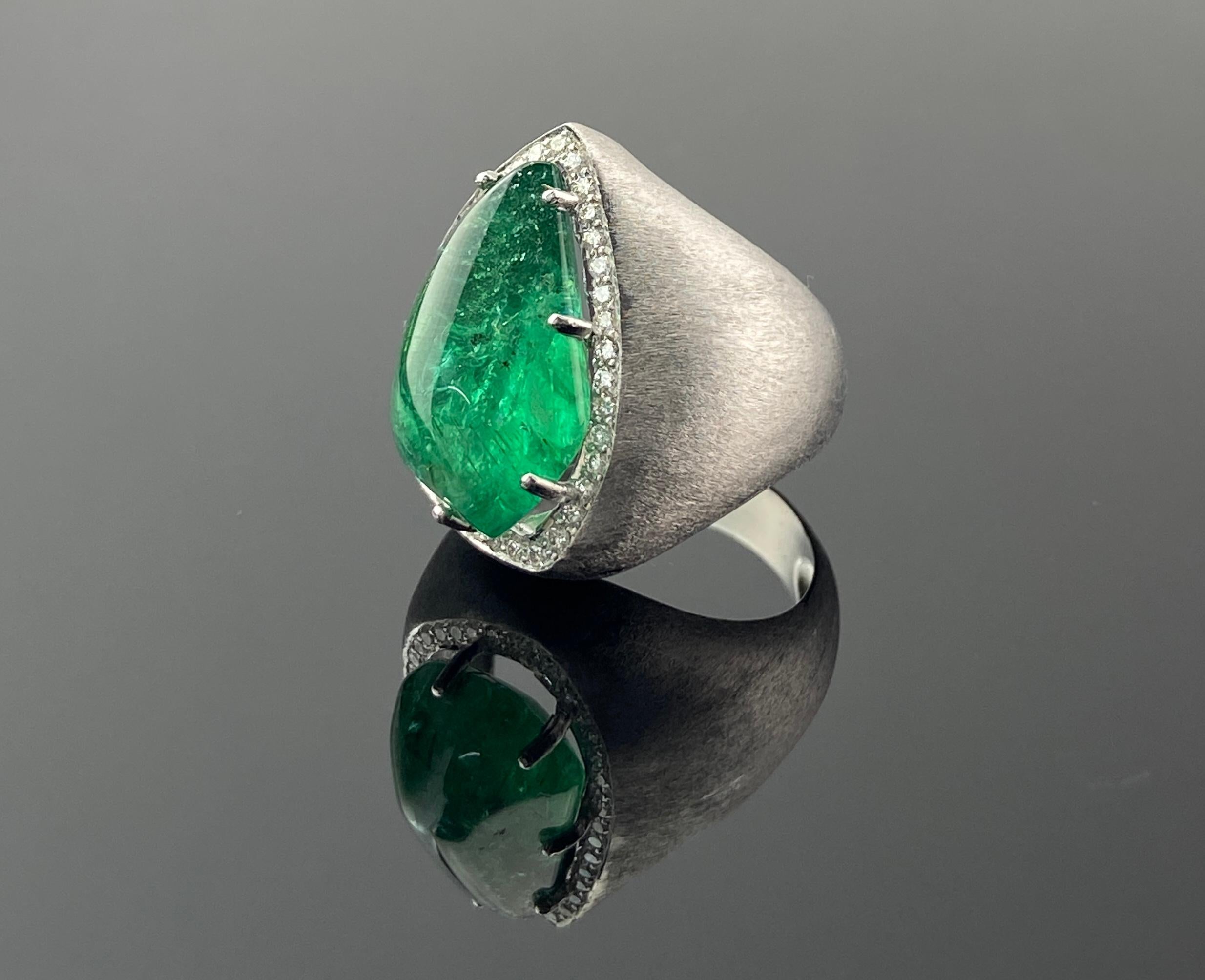 11,49 Karat Smaragd Cabochon und Diamant Unisex Cocktail Ring (Art déco) im Angebot