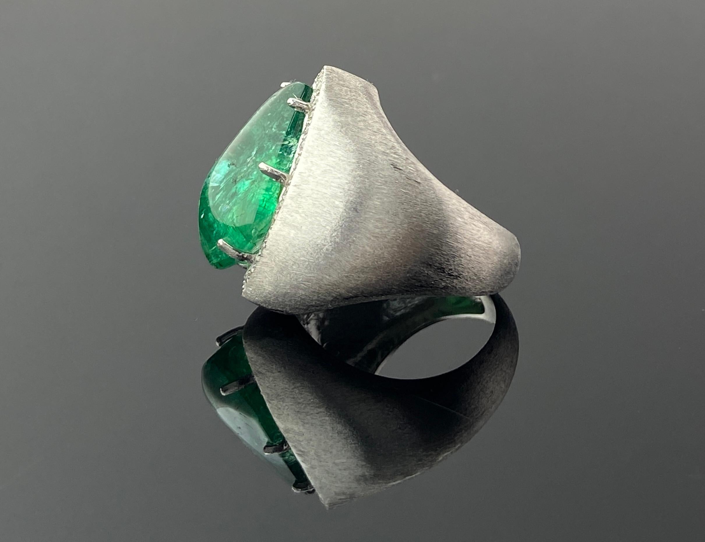 11,49 Karat Smaragd Cabochon und Diamant Unisex Cocktail Ring im Zustand „Neu“ im Angebot in Bangkok, Thailand